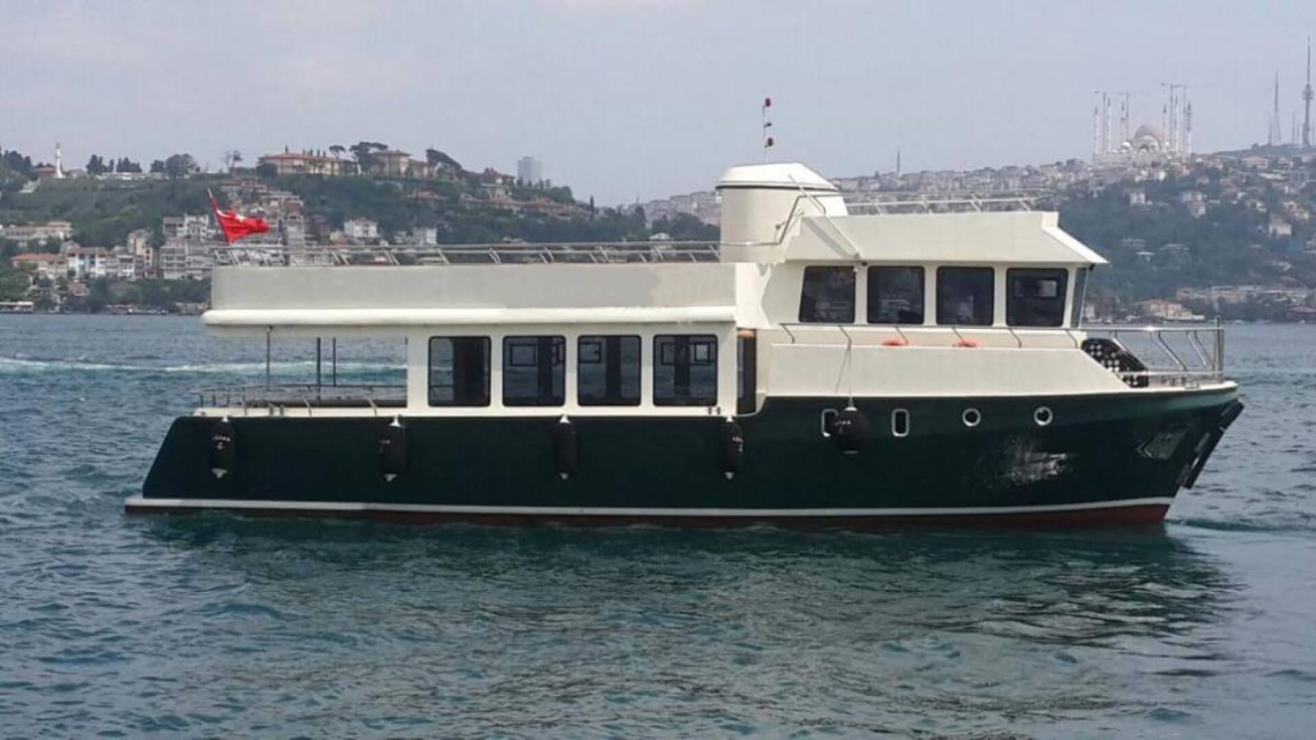 Saatlik Davet Teknesi Kiralama 35 Kişi 17 Metre
