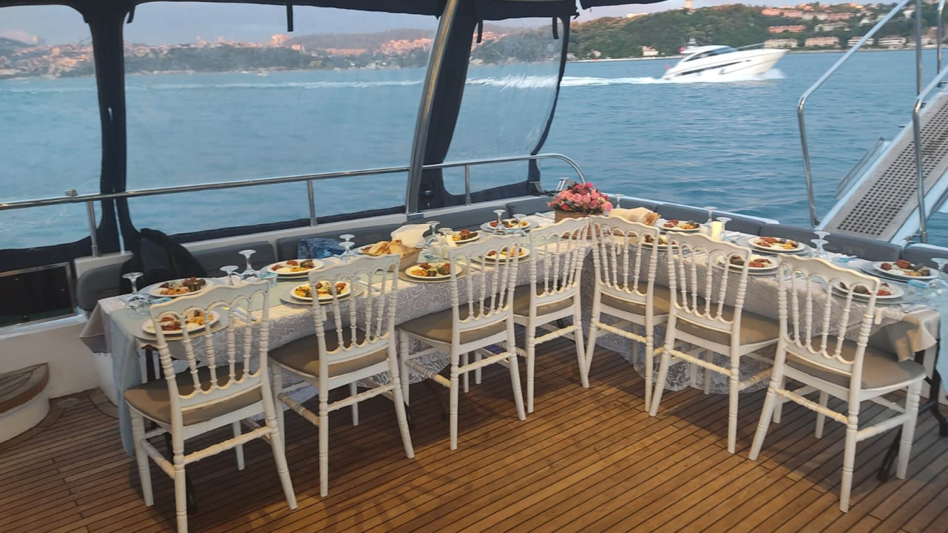 İstanbul Boğazı Lux Motoryat Kiralama Özel Yapım Gezi Teknesi