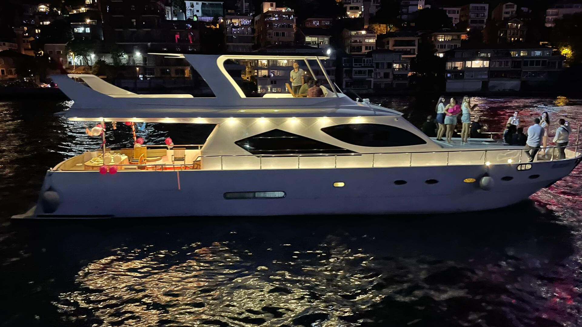 İstanbul Gezi Teknesi Lux Motoryat Kiralama Özel Yapım
