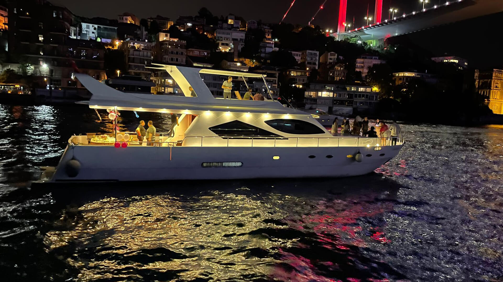 İstanbul Gezi Teknesi Lux Motoryat Kiralama Özel Yapım