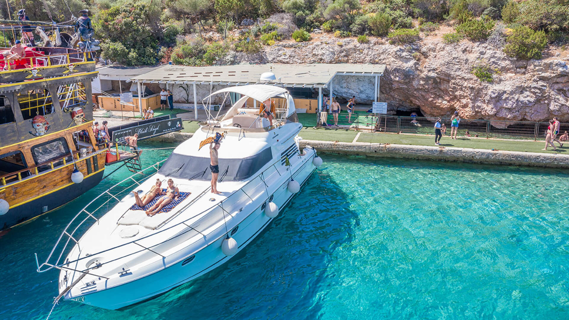 Bodrum Delux Motoryat Sunseeker Manhattan 62 F - 3 Kabin 17 Metre
