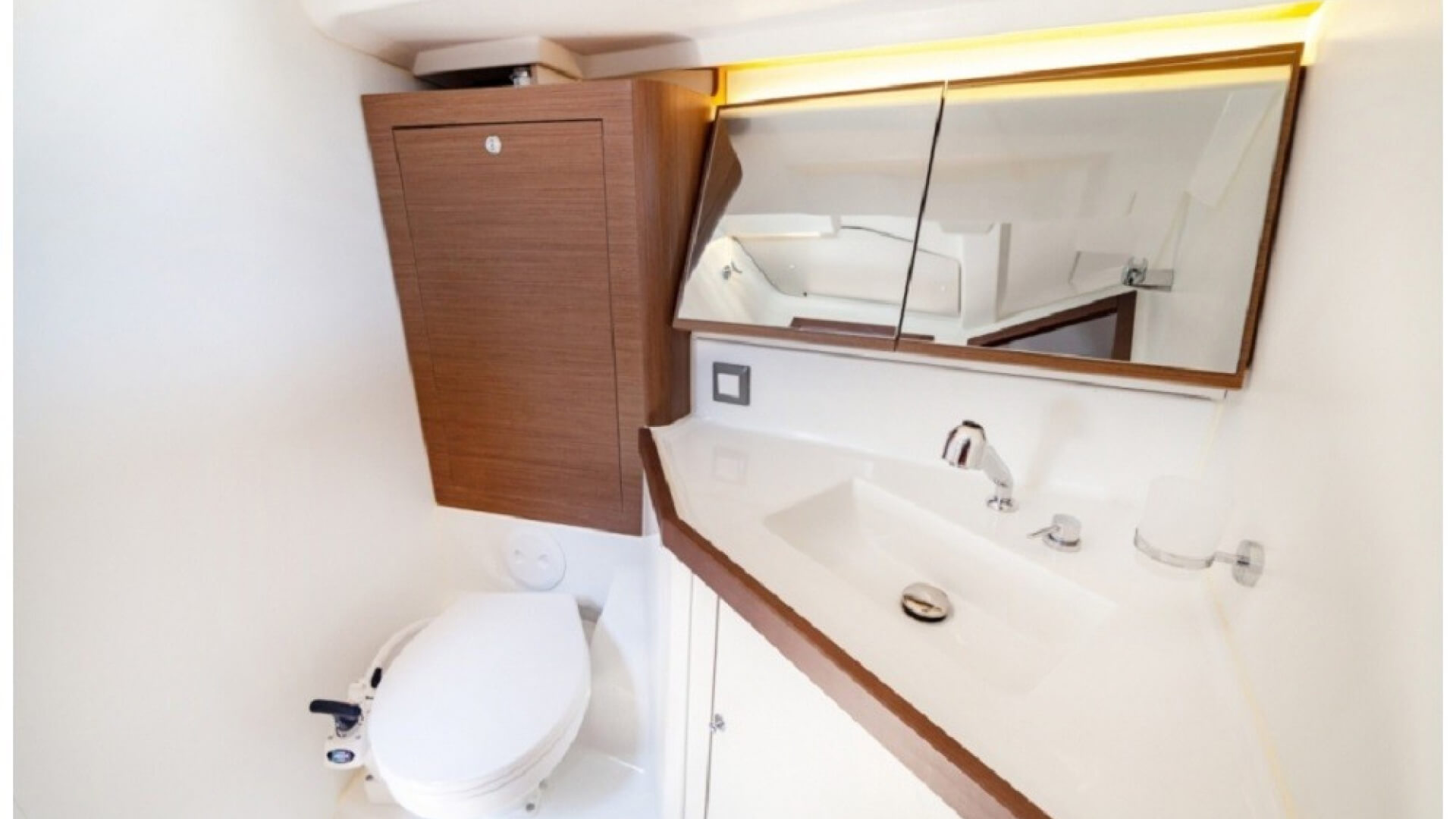 Beneteau Oceanis 46.1 Yelkenli Kiralama 4 Kabin 14 Metre 