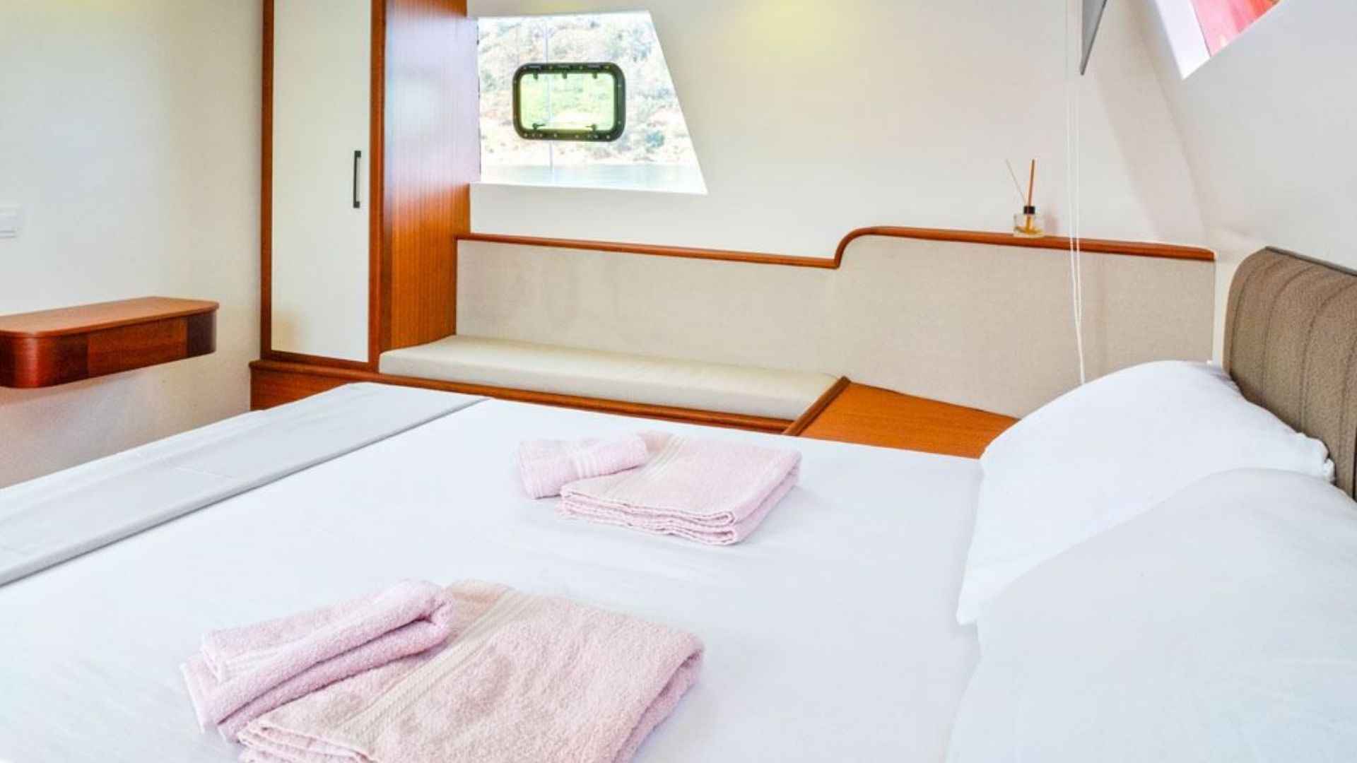 3 Kabinli Lüks Trawler – Göcek’te Konforlu Mavi Yolculuk Deneyimi