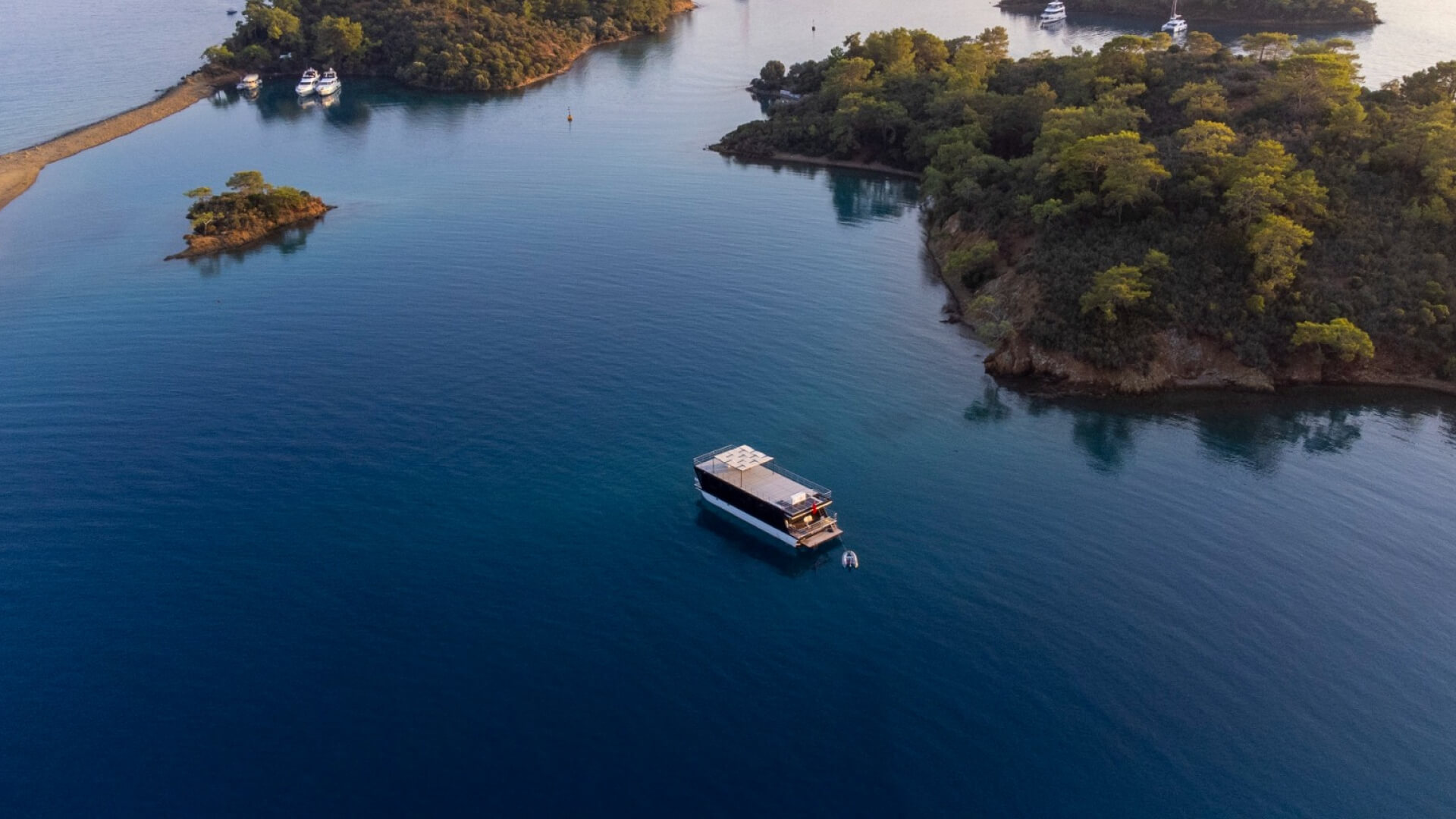 Lux Otel Konforunda Yüzen Ev Göcek 2 Kabin 4+2 Kişilik 20 Metre