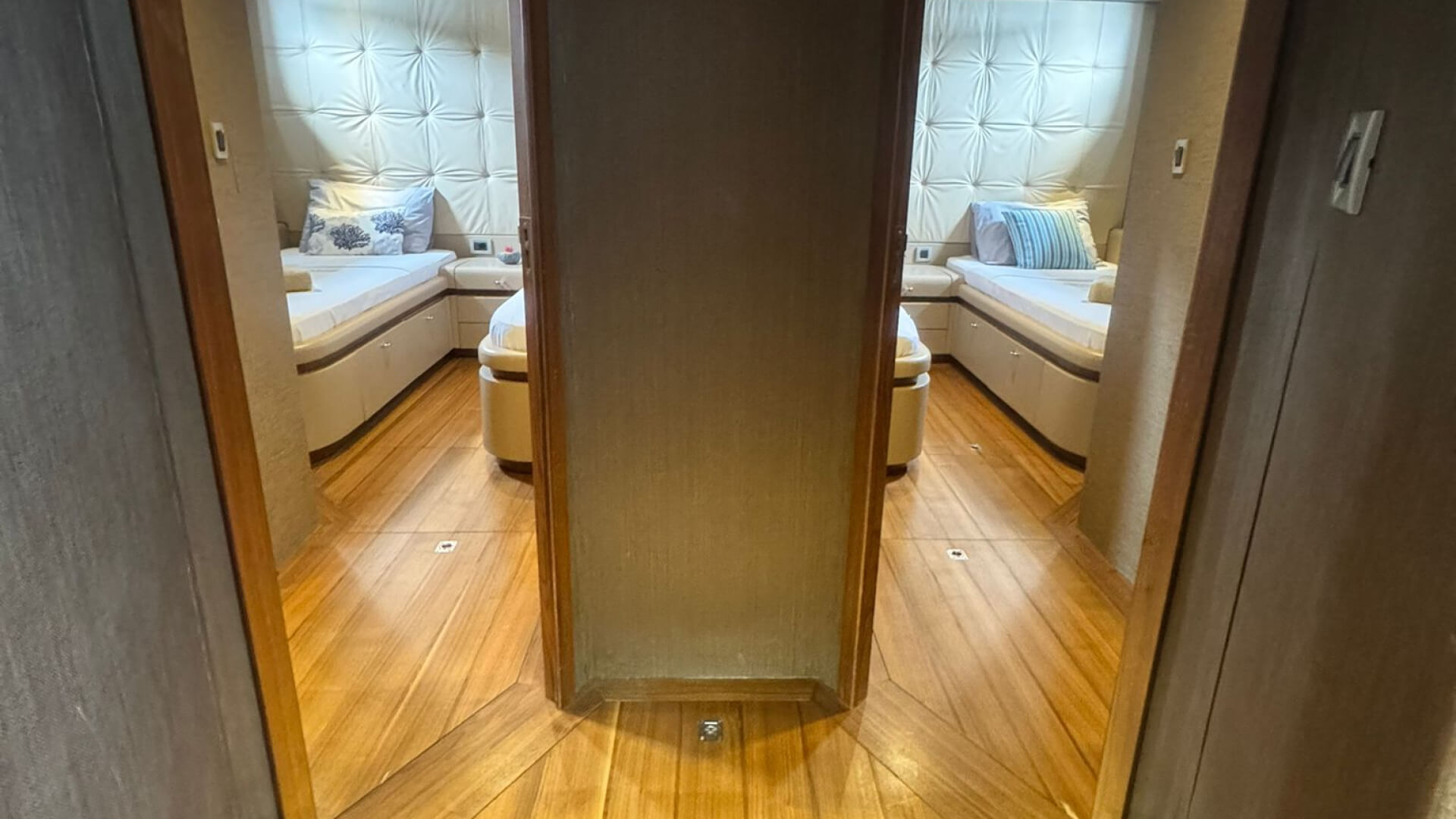 Delux Tekne Tatili Kiralık Motoryat 5 Kabin 27 Metre