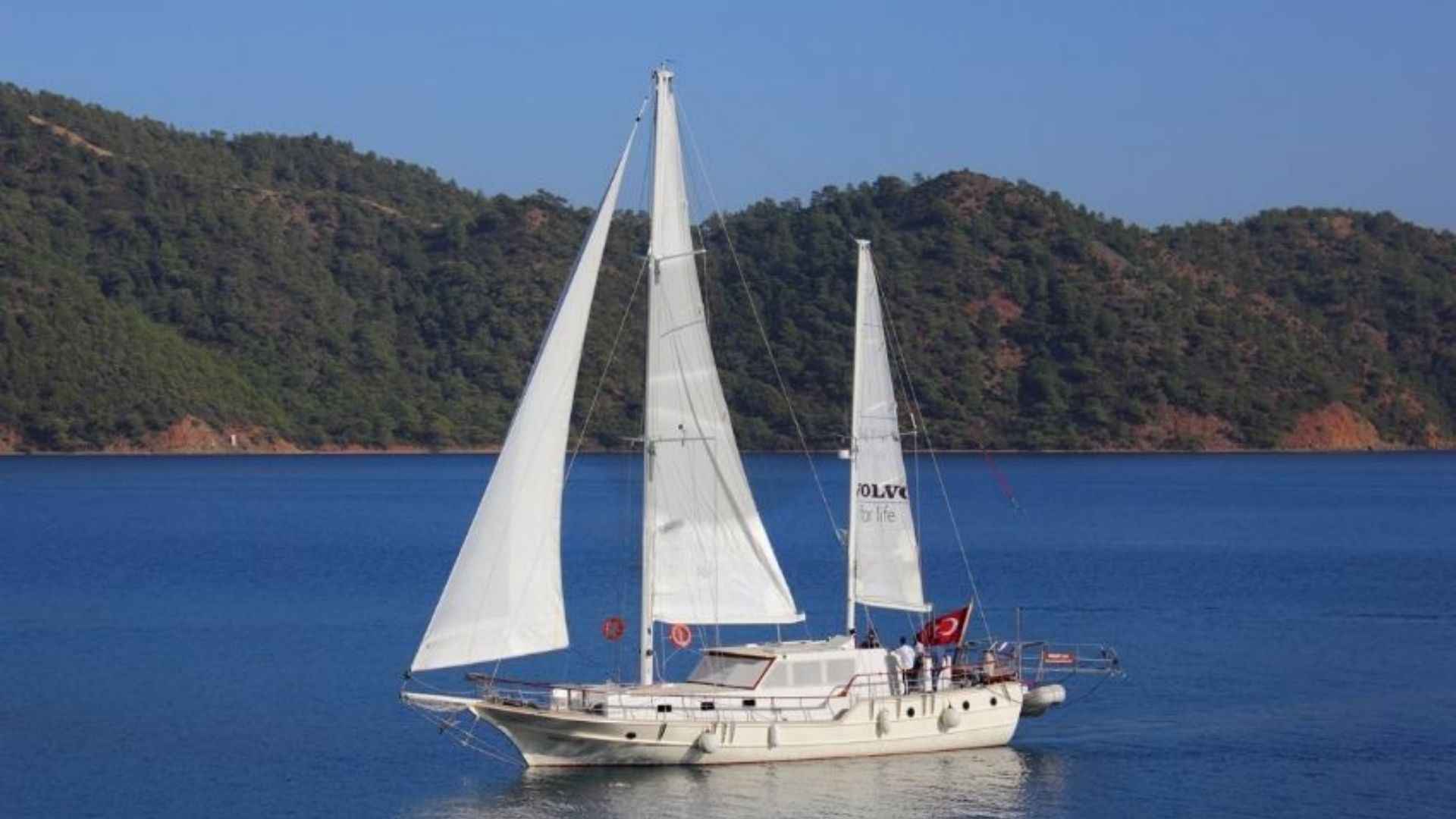 Premium 18 Metre Yelkenli – Lüks ve Konforlu Mavi Yolculuk Deneyimi