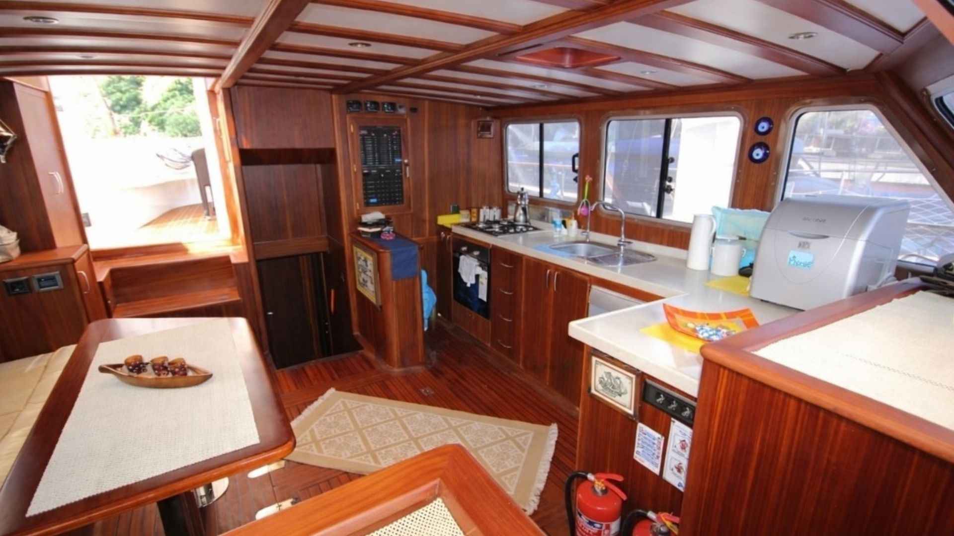 Premium 18 Metre Yelkenli – Lüks ve Konforlu Mavi Yolculuk Deneyimi
