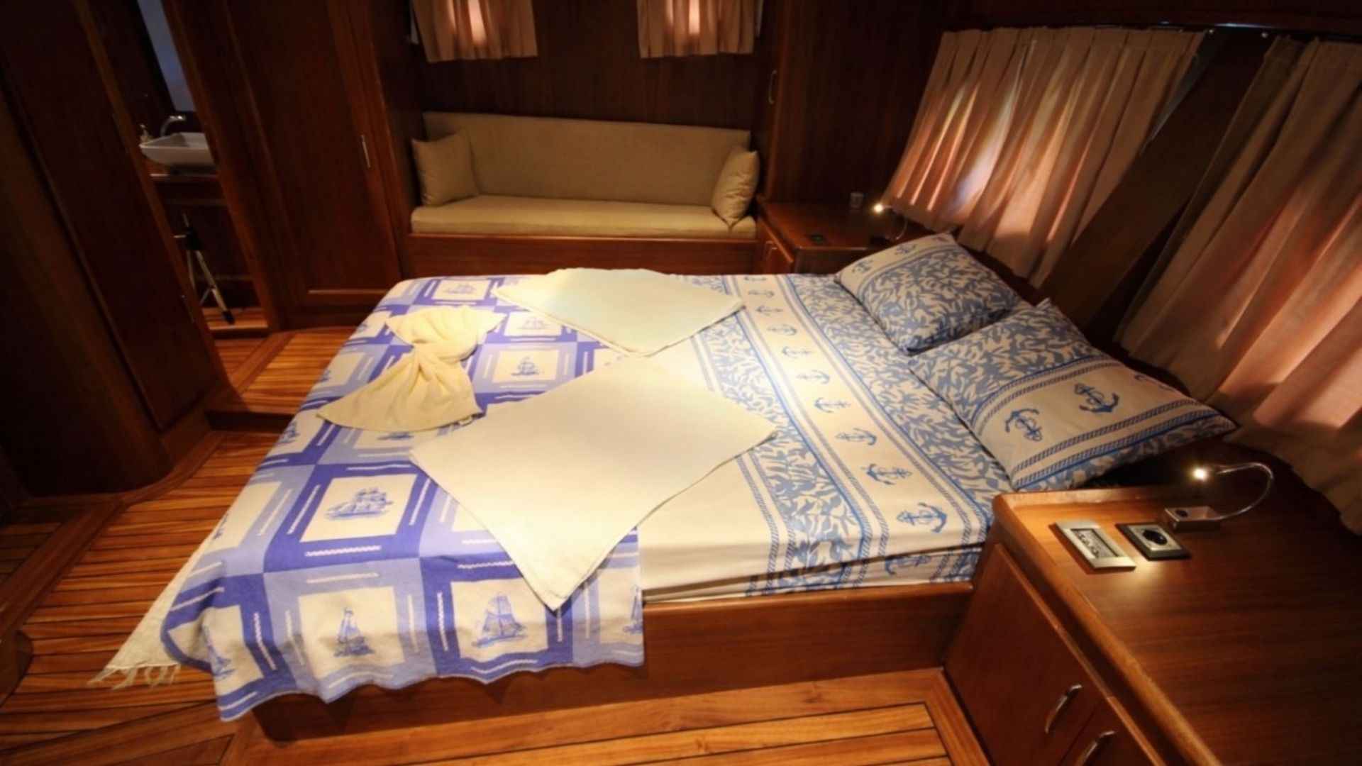 Premium 18 Metre Yelkenli – Lüks ve Konforlu Mavi Yolculuk Deneyimi