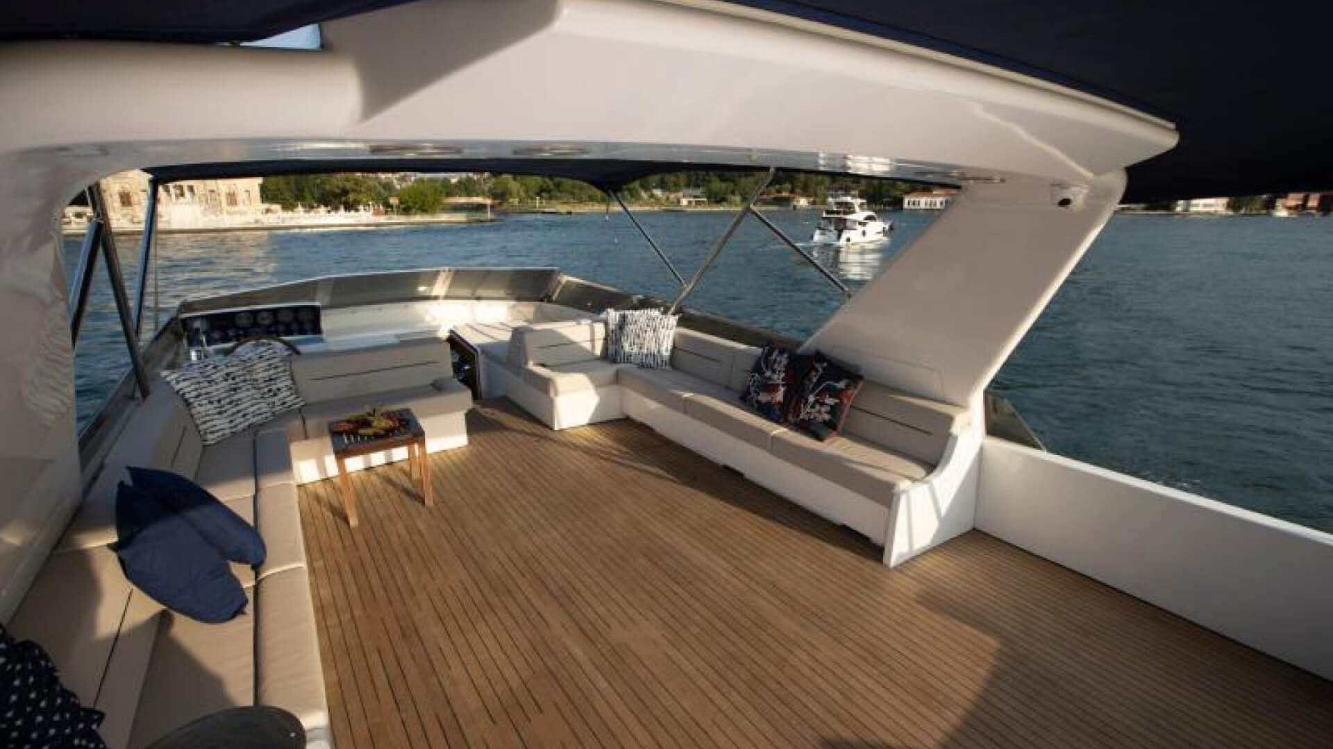 Delux Motoryat Saatlik Kiralama 3 Kabin 26 Metre
