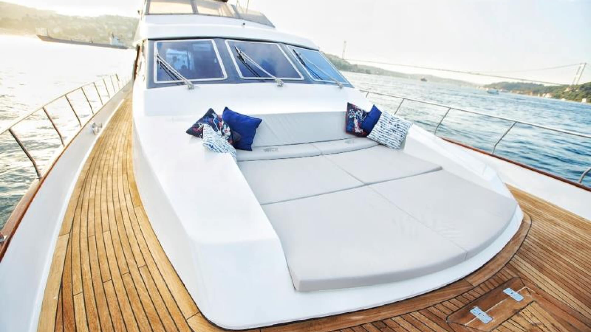 Delux Motoryat Saatlik Kiralama 3 Kabin 26 Metre