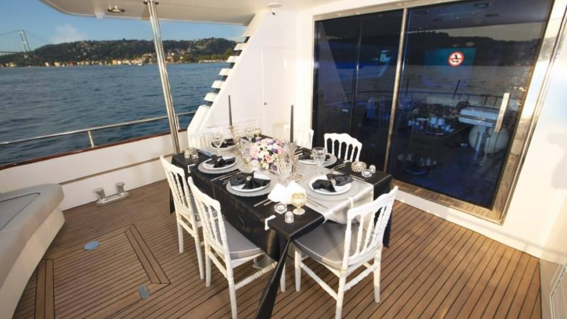 Delux Motoryat Saatlik Kiralama 3 Kabin 26 Metre