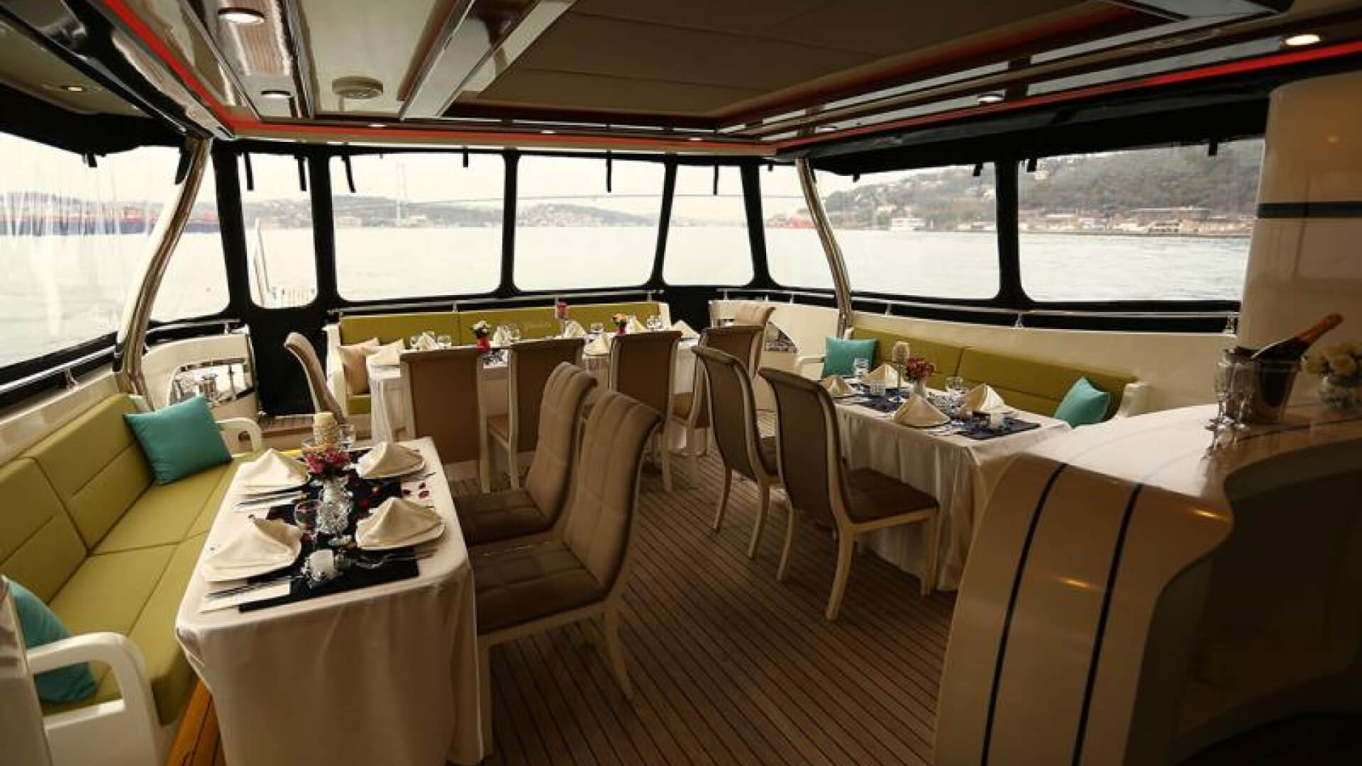 Delux Motoryat Boğaz Turu 25 Metre 3 Kabin