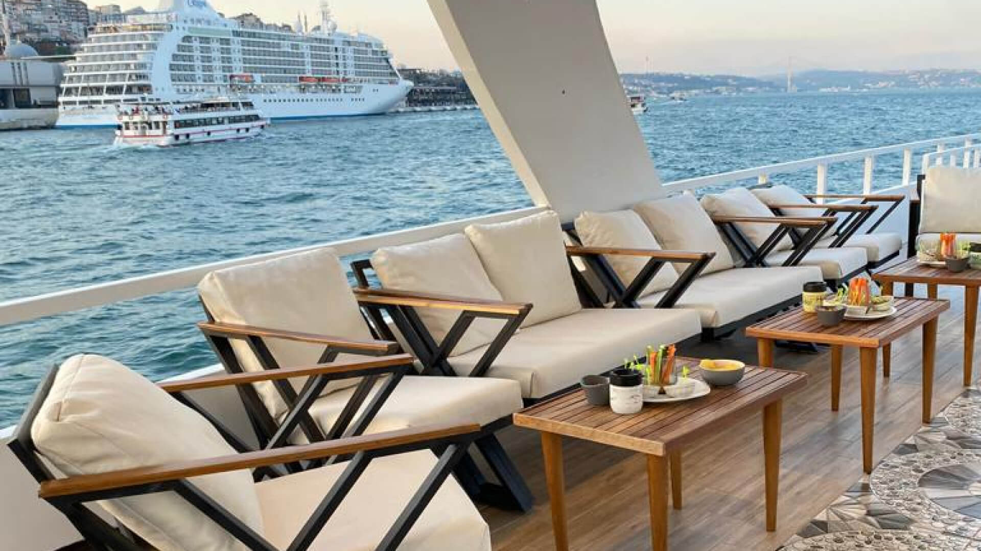 İstanbul Boğazı Davet Teknesi Kiralama 70 Kişi