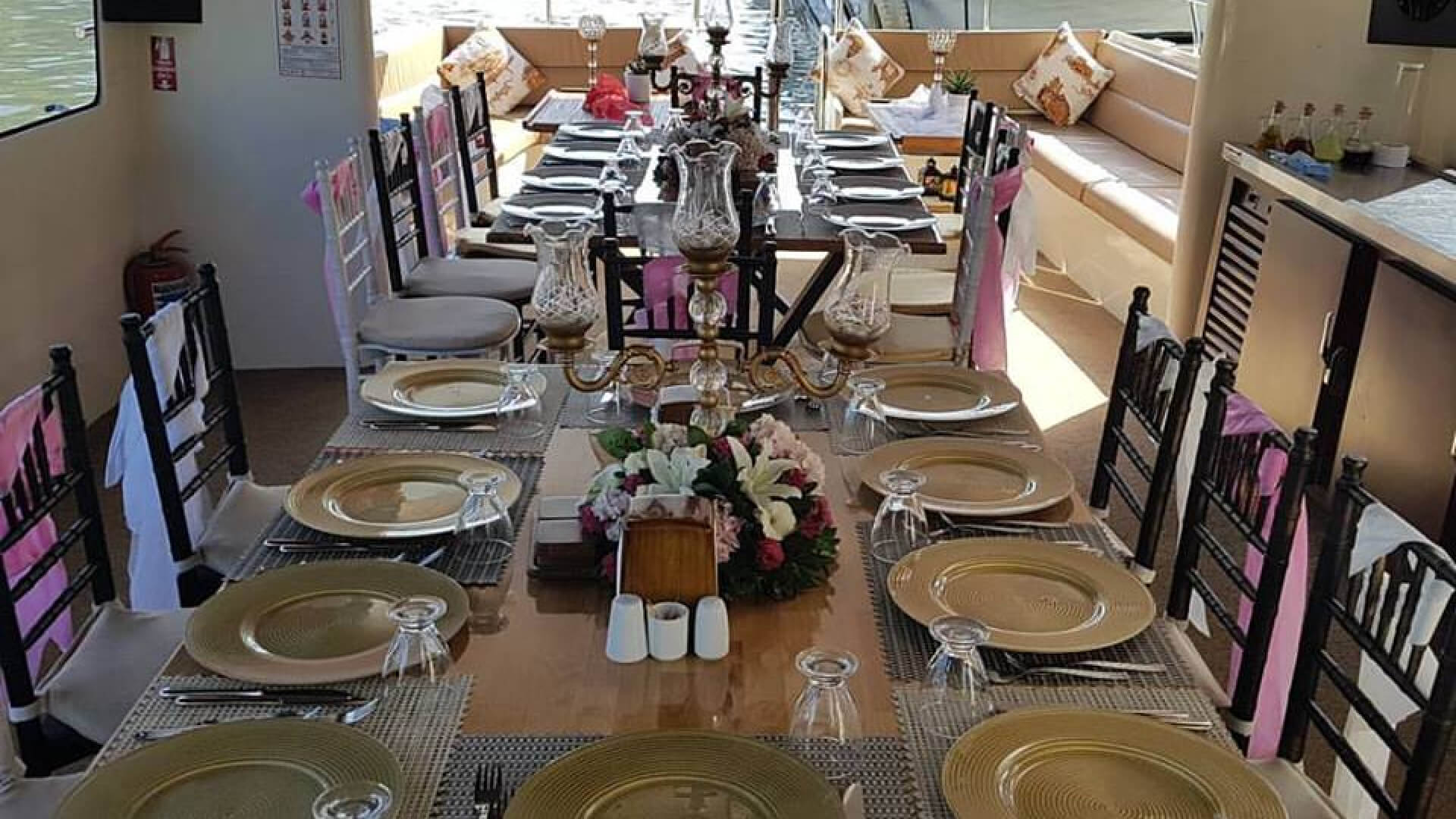 Saatlik Davet Teknesi Kiralama 35 Kişi 17 Metre