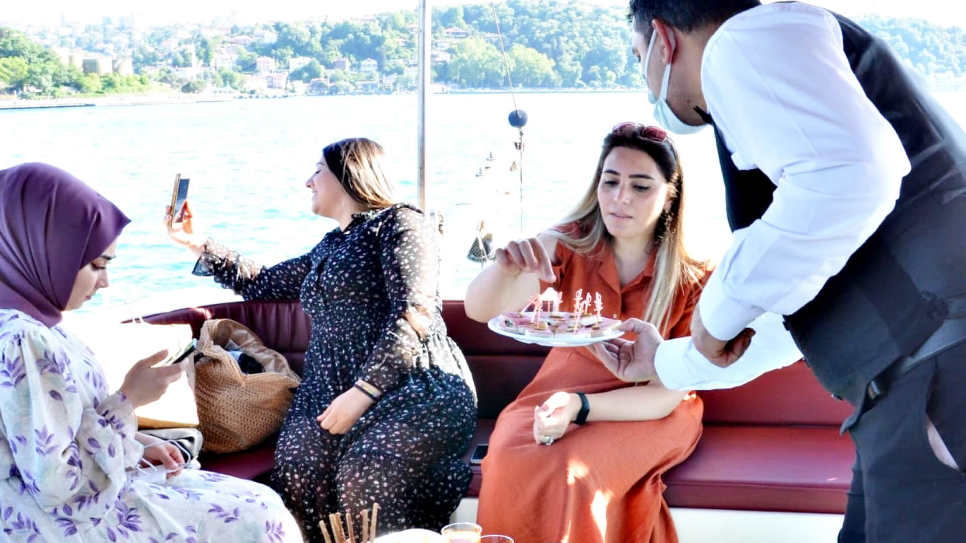 Saatlik Davet teknesi Kiralama 60 Kişilik 19 Metre