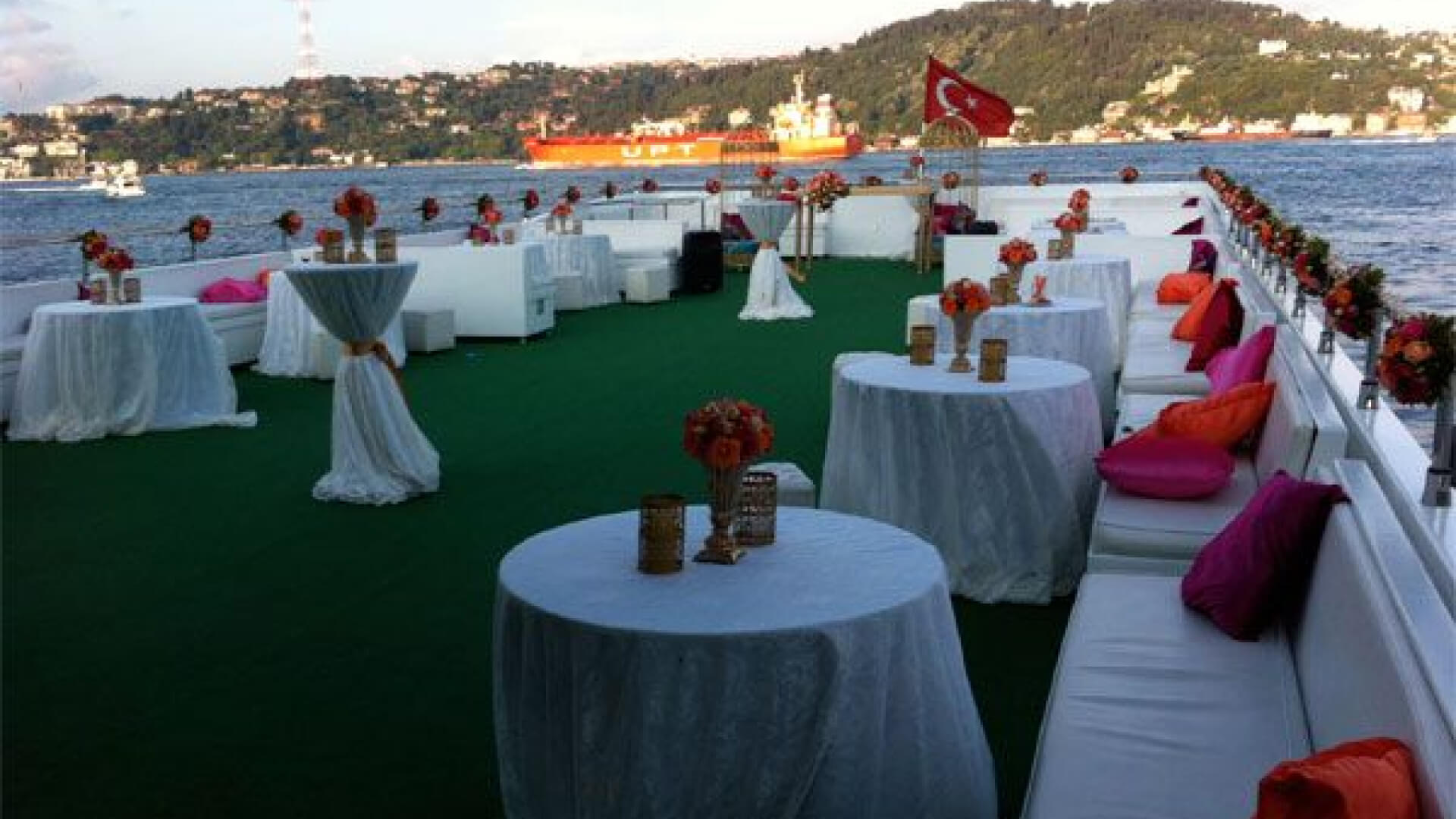 Saatlik Tekne Kiralama 450 Kişilik 40 Metre