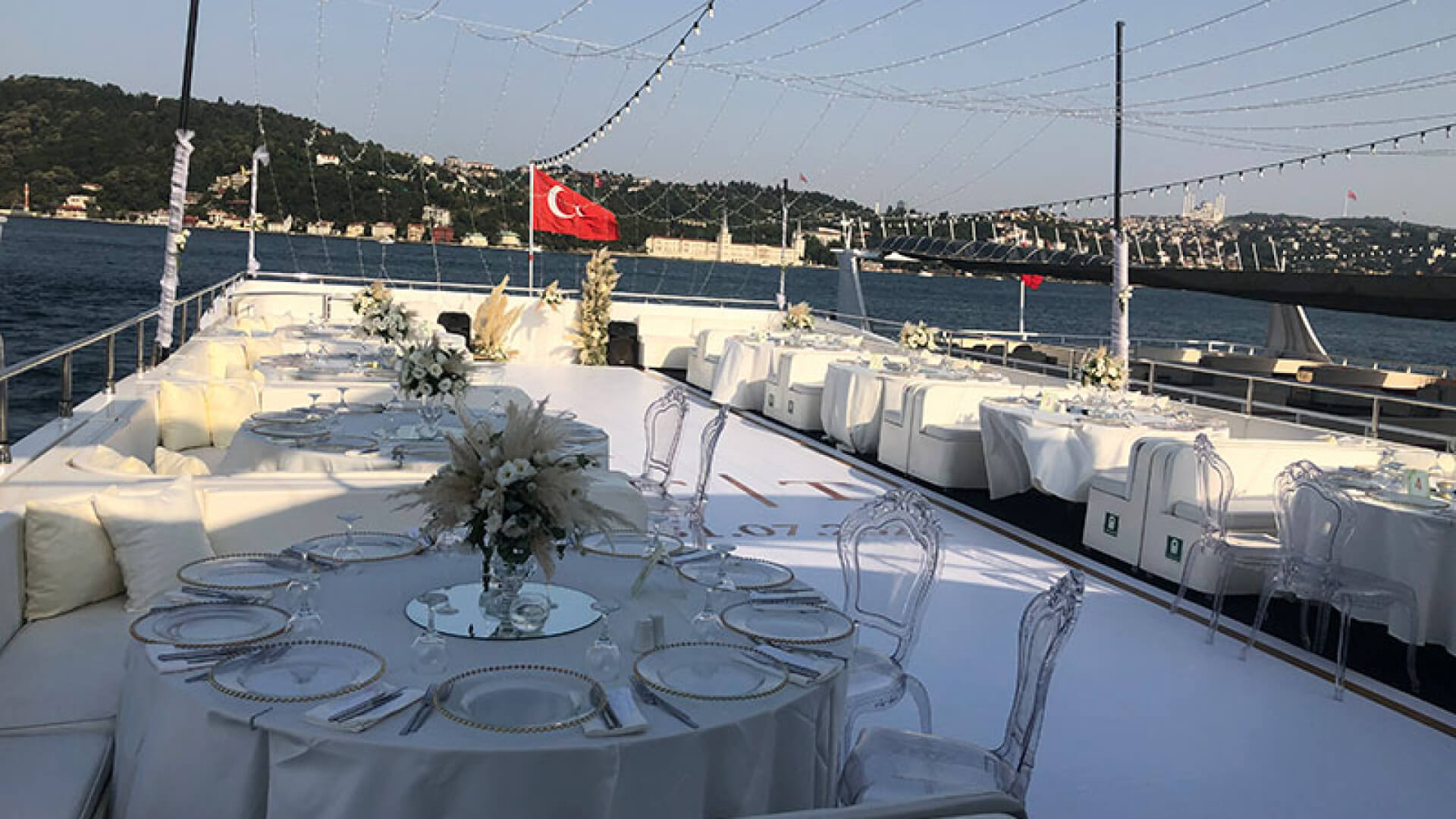 Saatlik Tekne Kiralama 450 Kişilik 40 Metre