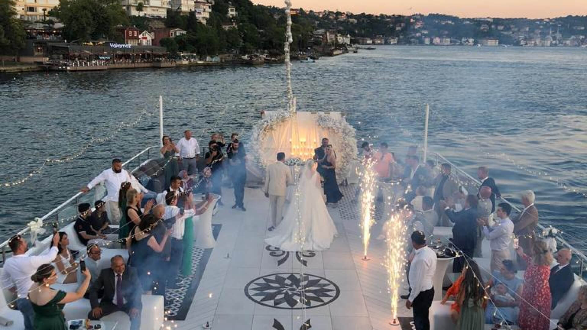 Saatlik Davet Teknesi kiralama 350 Kişi 43 Metre