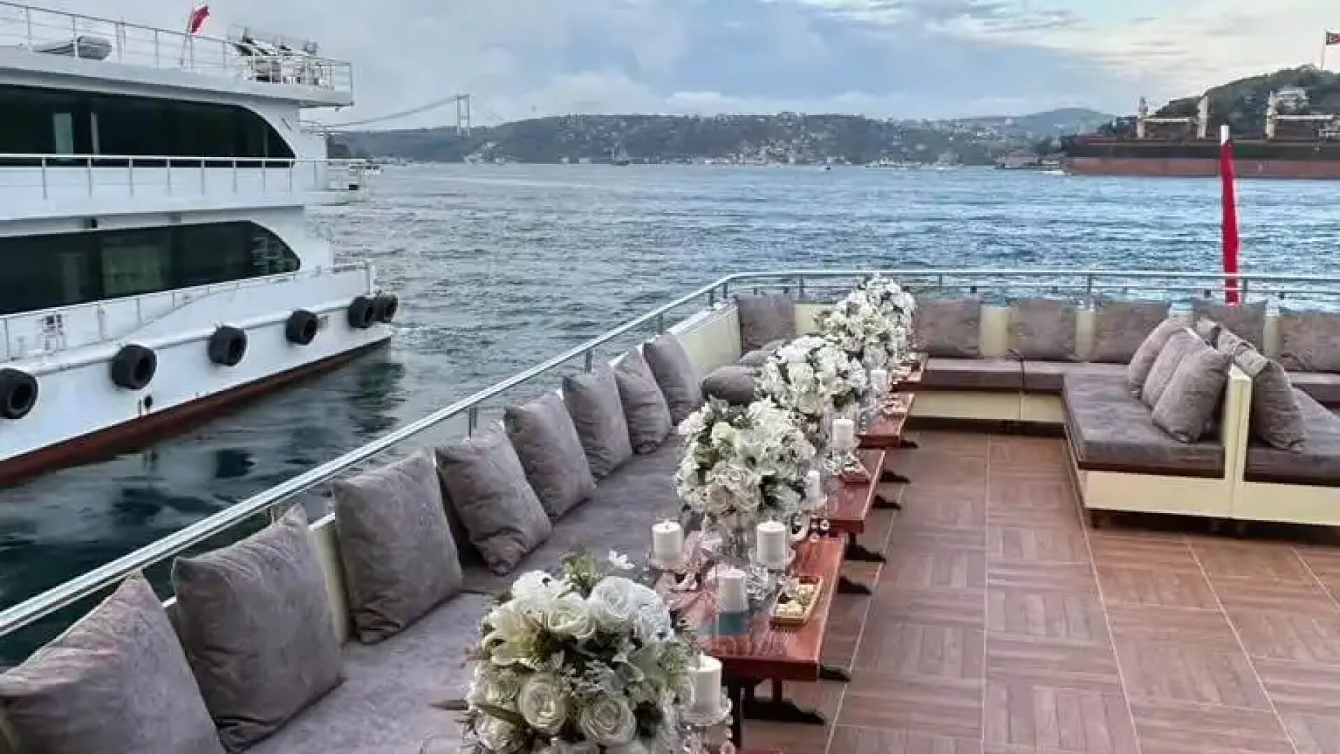 Saatlik Davet Tekne Kiralama 120 Kişilik 24 Metre