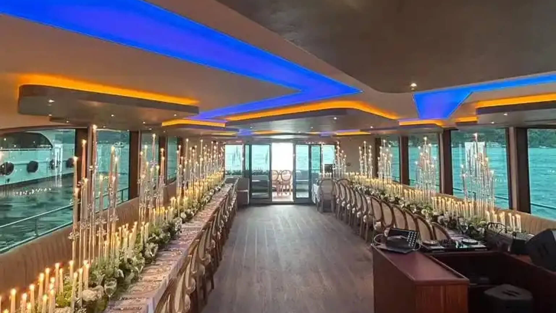 Saatlik Davet Tekne Kiralama 120 Kişilik 24 Metre