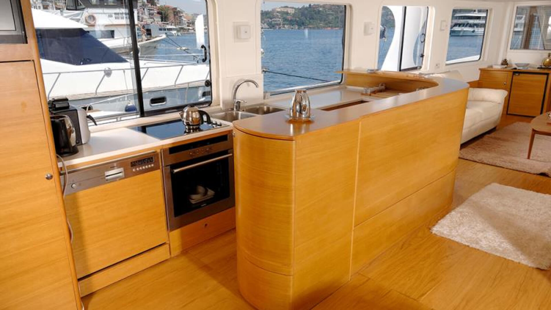 Saatlik Davet Teknesi Kiralama 36 Kişilik 22 Metre