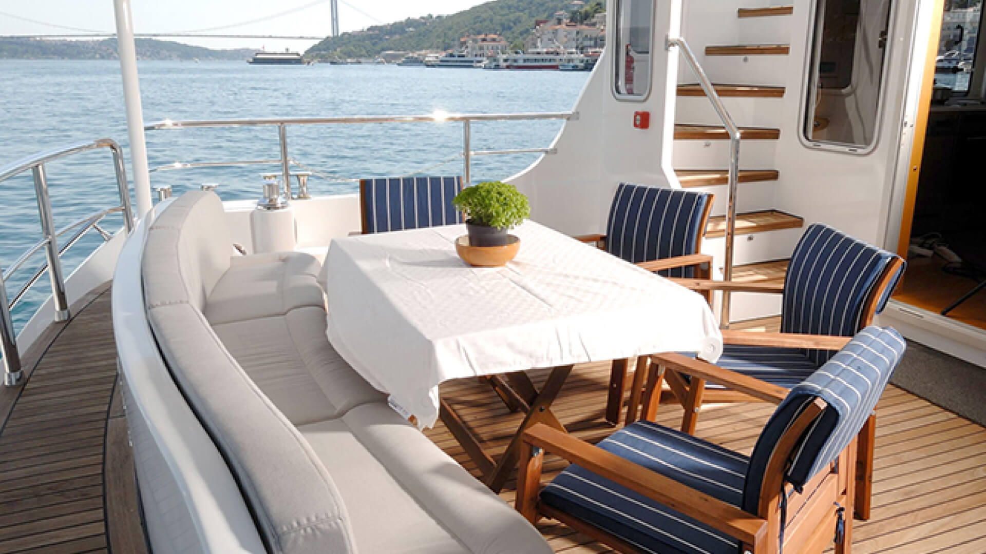 Saatlik Davet Teknesi Kiralama 36 Kişilik 22 Metre