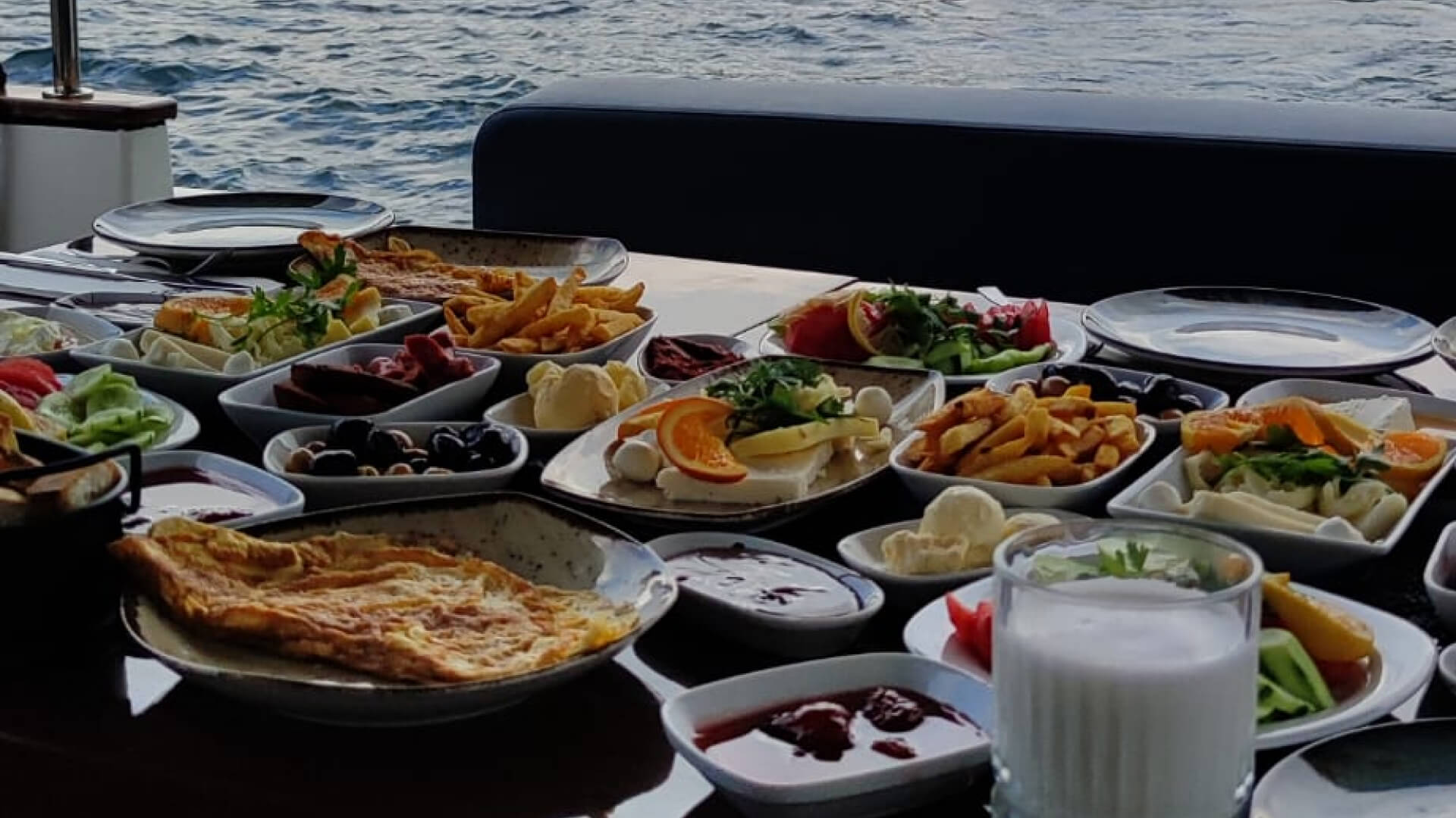 Saatlik İstanbul Boğaz Turu Tekne Kiralama 10 Kişilik 12 Metre