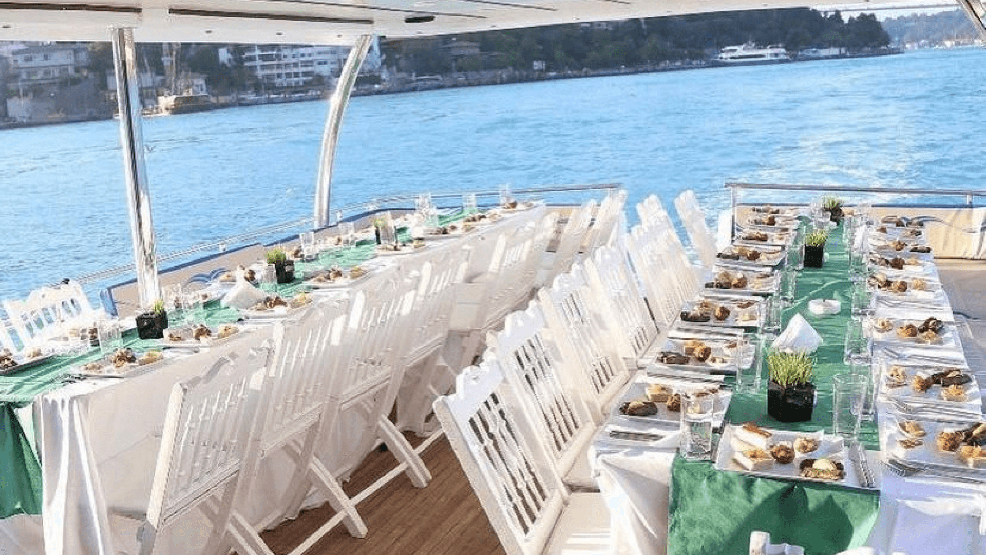 İstanbul Boğaz Turu Tekne Kiralama 19 Metre 25 Kişilik