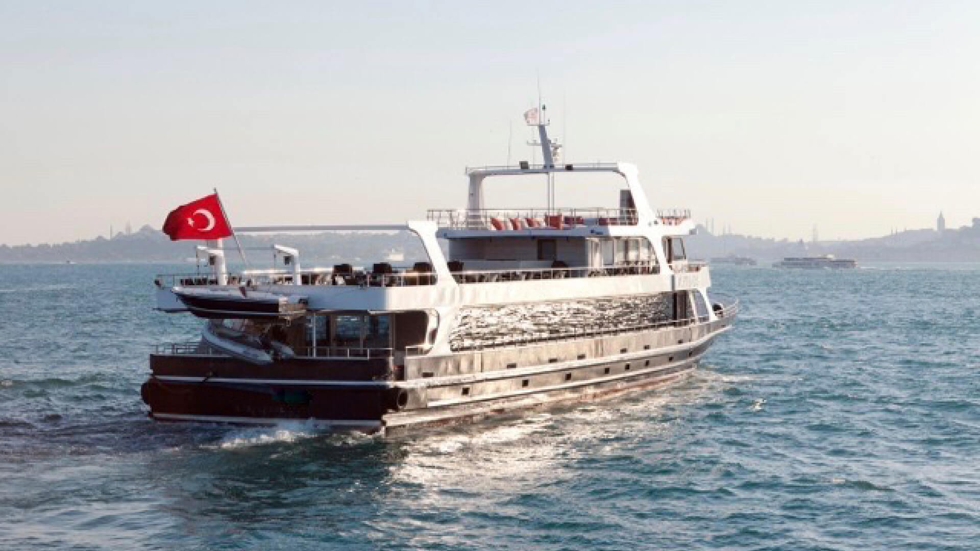 Saatlik Davet teknesi Kiralama 300 Kişilik 42 Metre