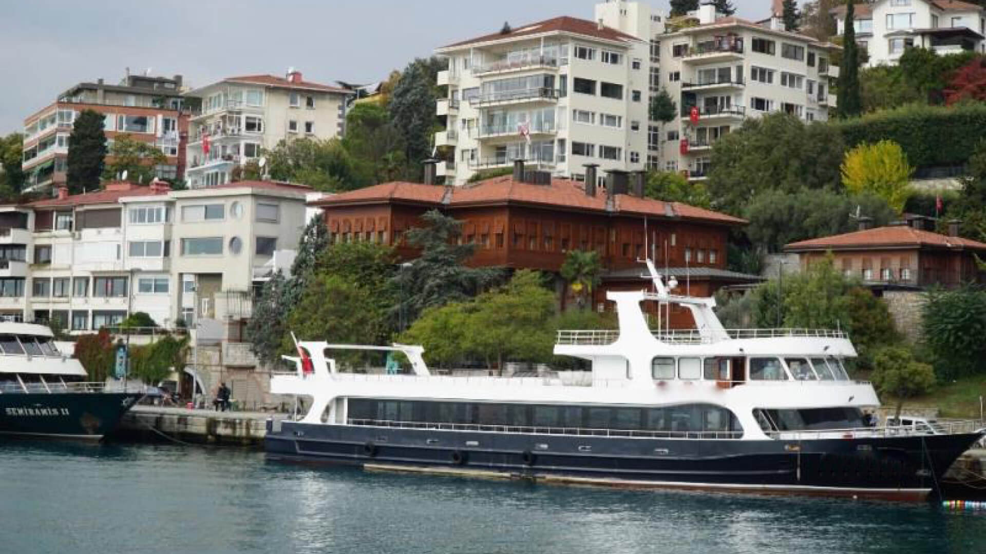 Saatlik Davet teknesi Kiralama 300 Kişilik 42 Metre