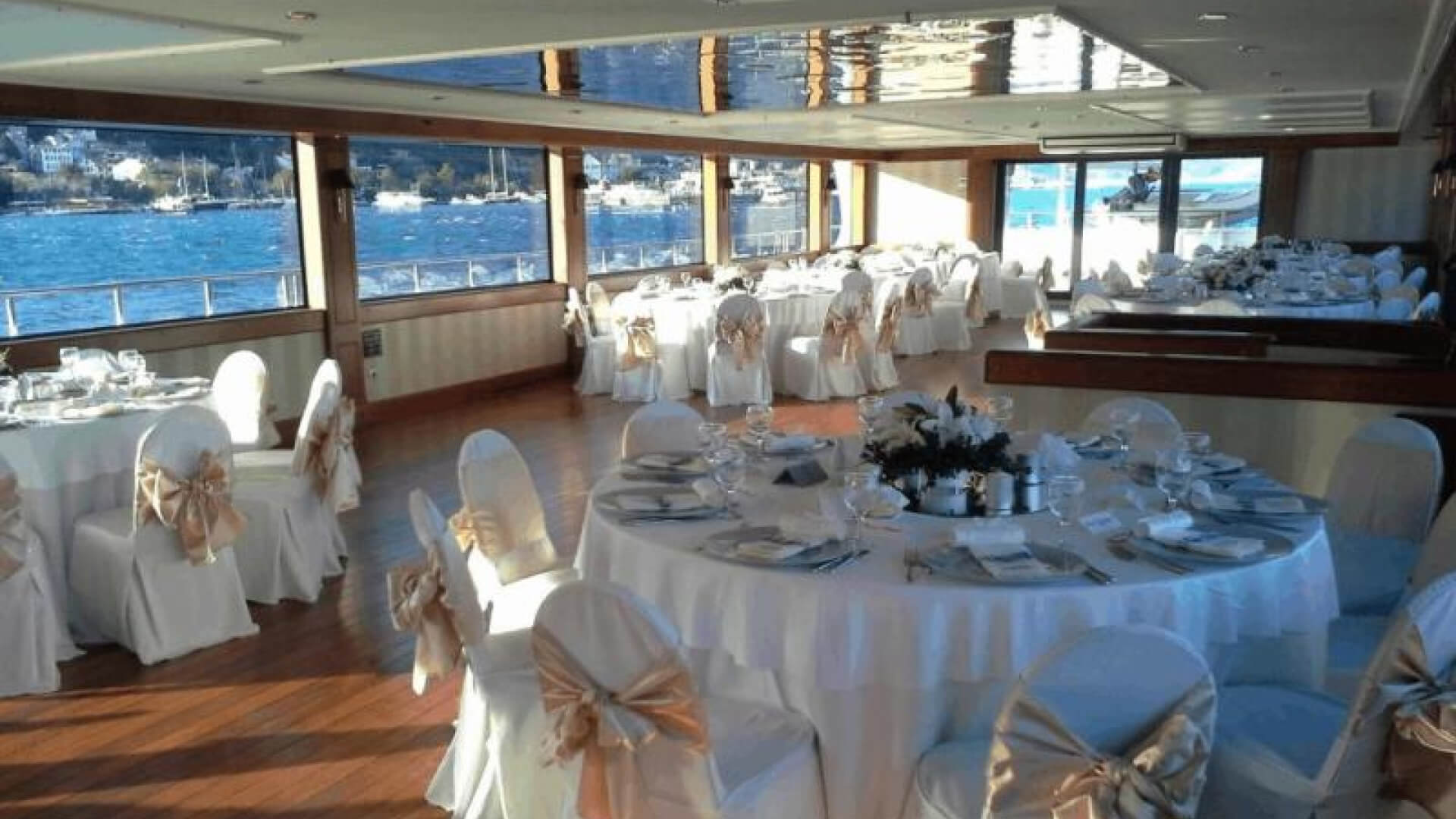 Saatlik Davet teknesi Kiralama 300 Kişilik 42 Metre