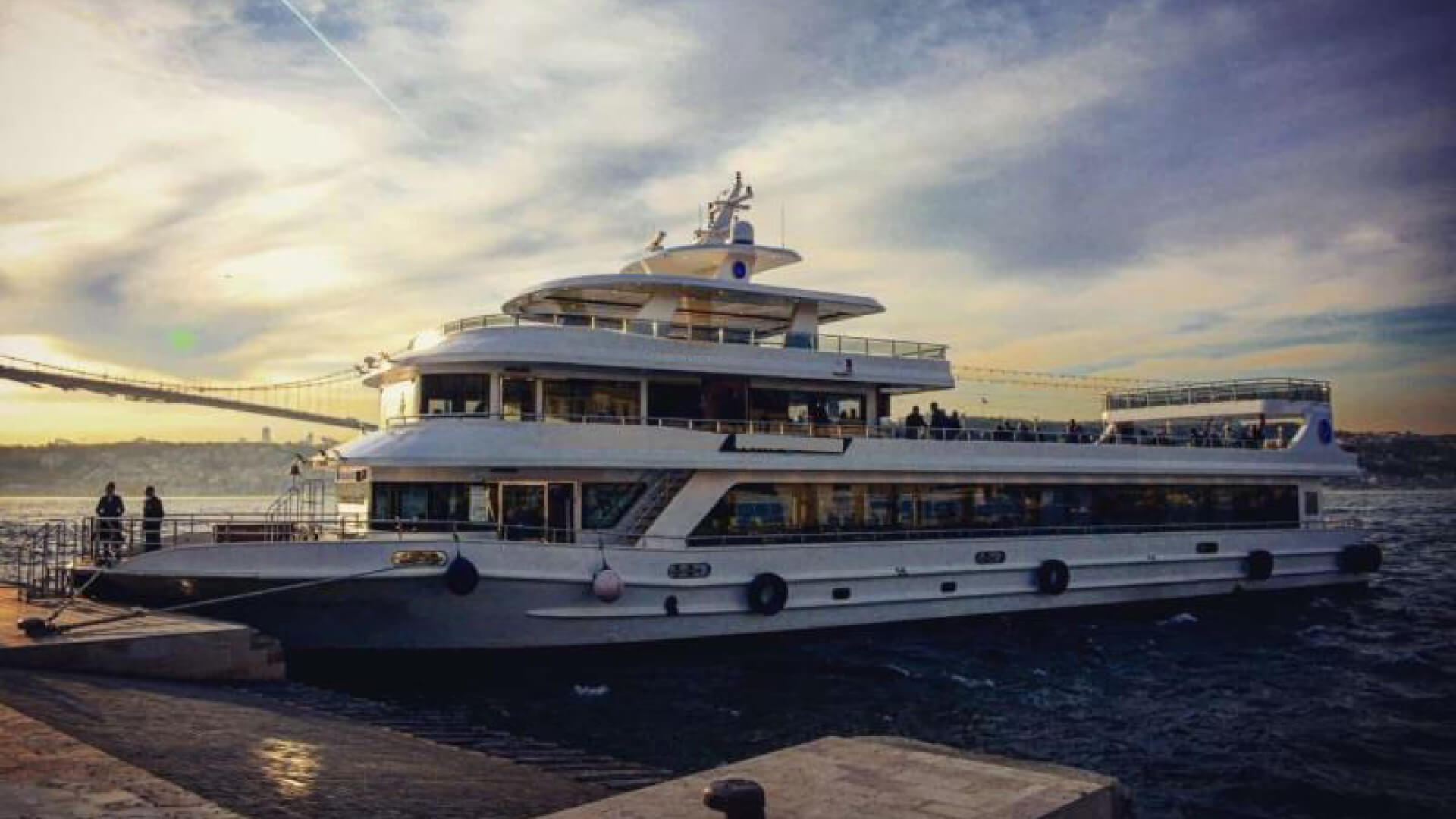 Saatlik Davet Teknesi Kiralama 500 Kişilik 42 Metre