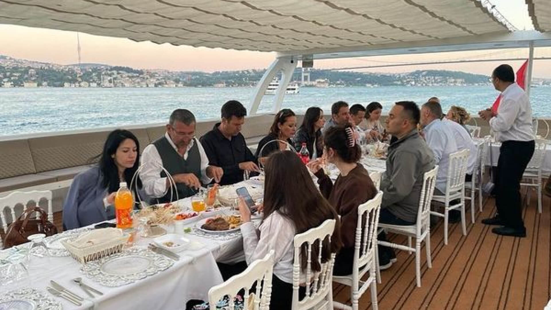 Saatlik Davet Teknesi Kiralama 150 Kişilik 24 Metre