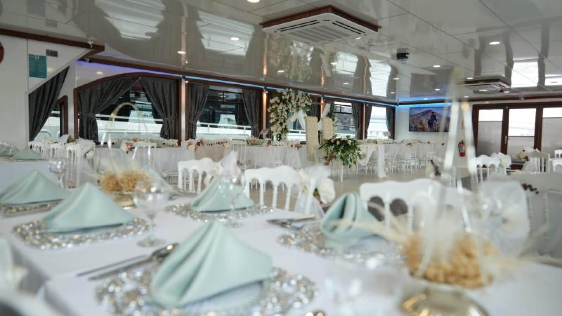 Saatlik Davet Teknesi Kiralama 150 Kişilik 24 Metre