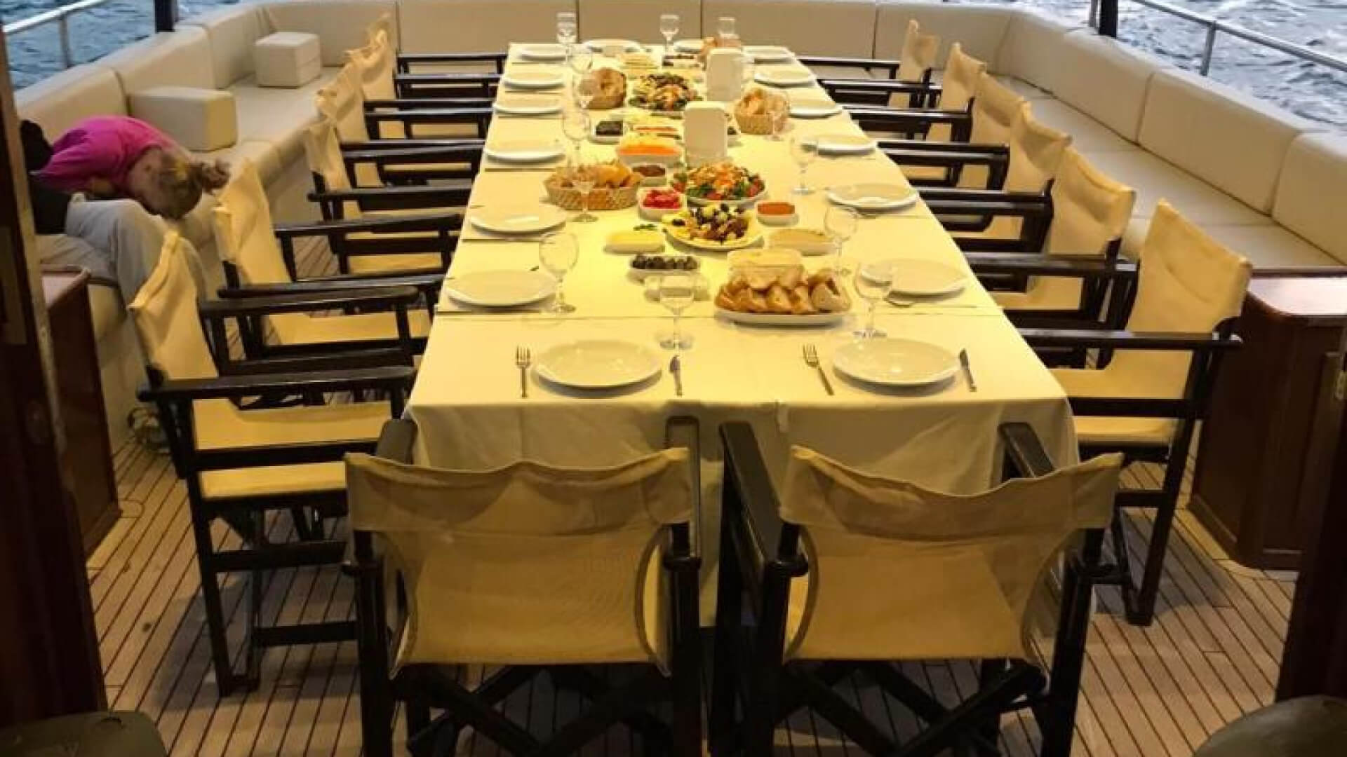 Saatlik Davet Teknesi Kiralama 25 Kişilik 19 Metre