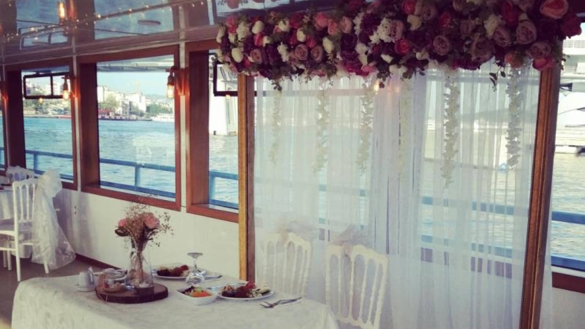 Saatlik Davet Teknesi Kiralama 250 Kişilik 34 Metre 