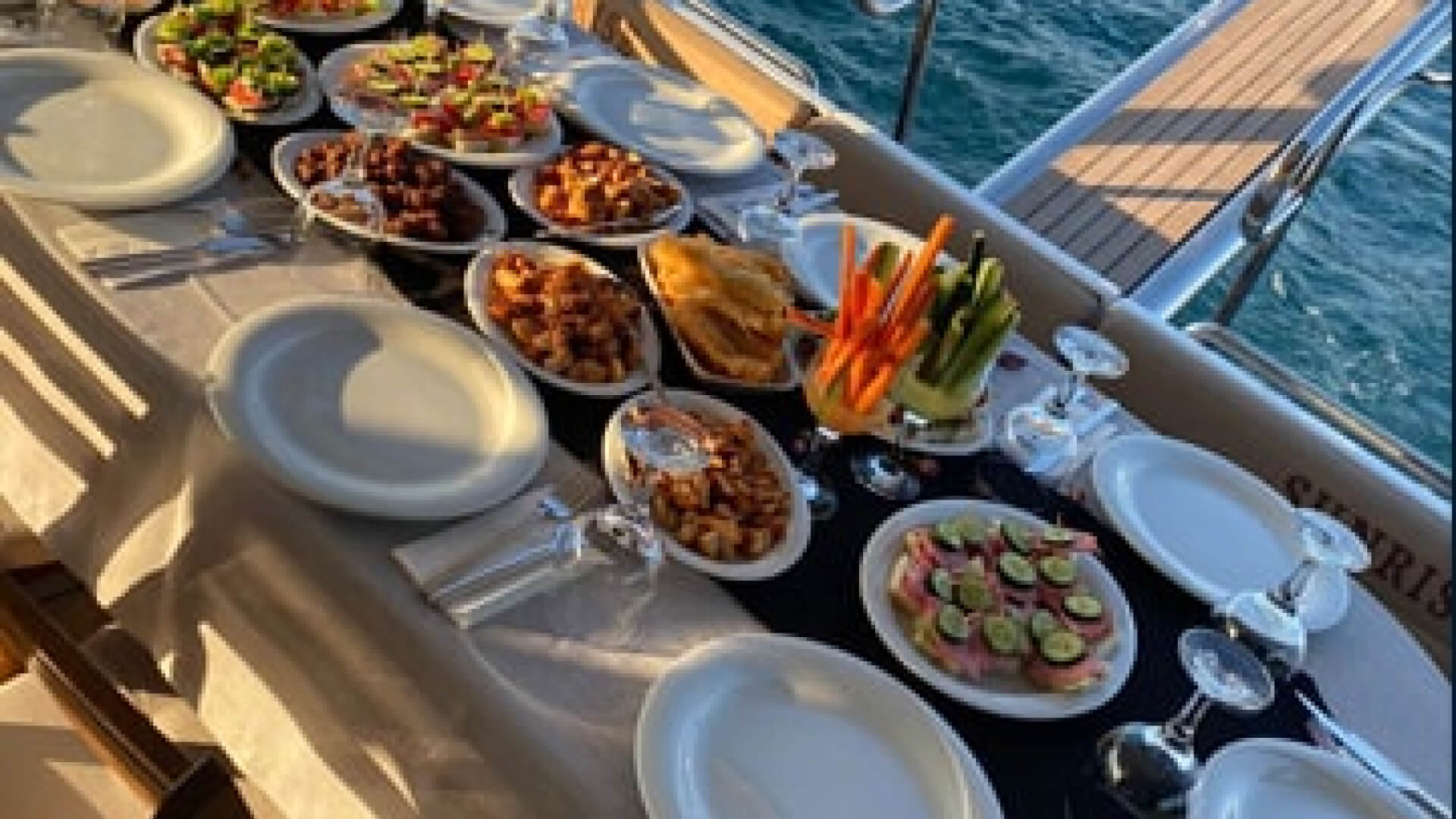 Saatlik Boğaz Turu Teknesi Kiralama 36 Kişilik 21 Metre 