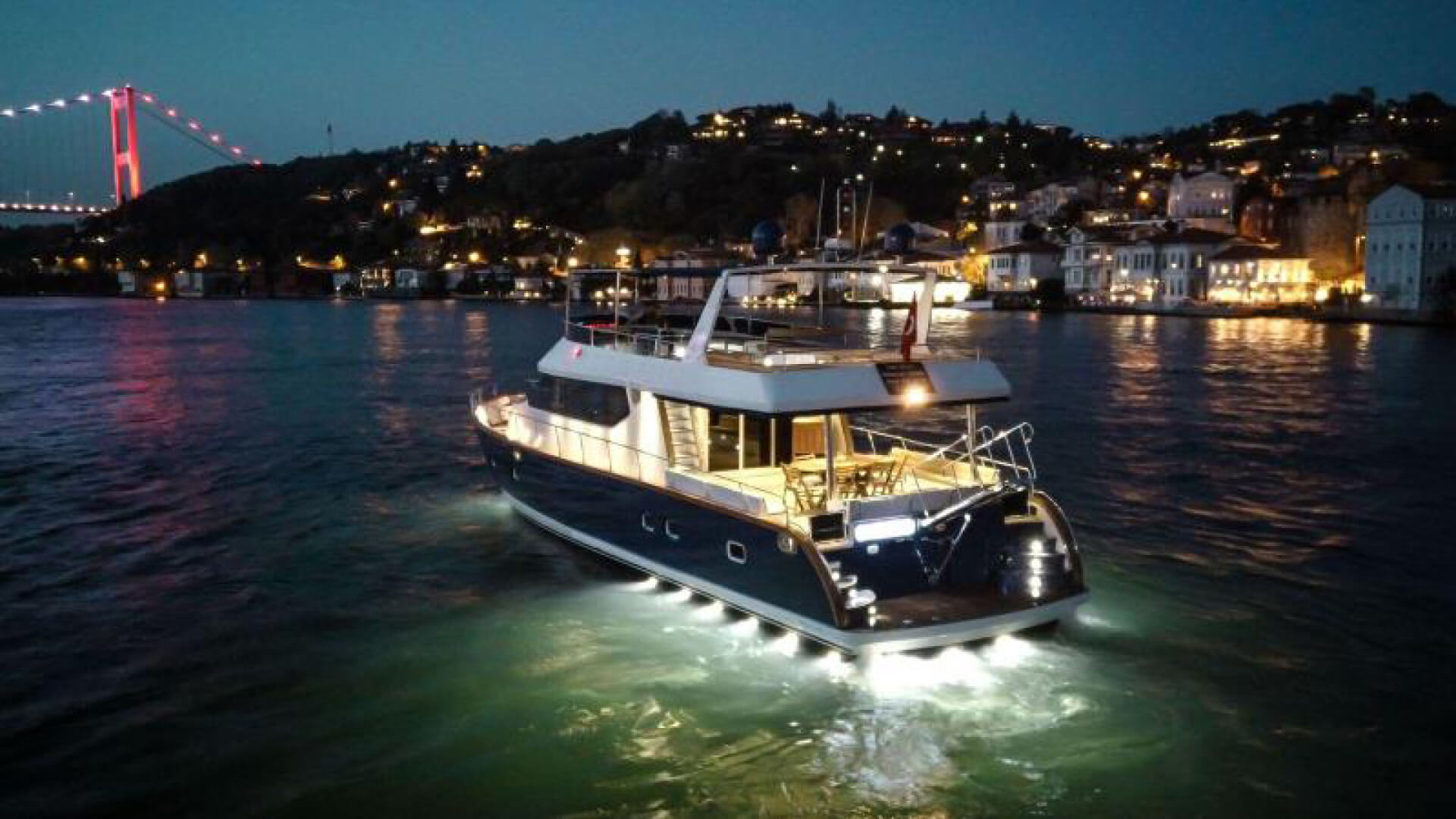 Saatlik Boğaz Turu Teknesi Kiralama 36 Kişilik 21 Metre 