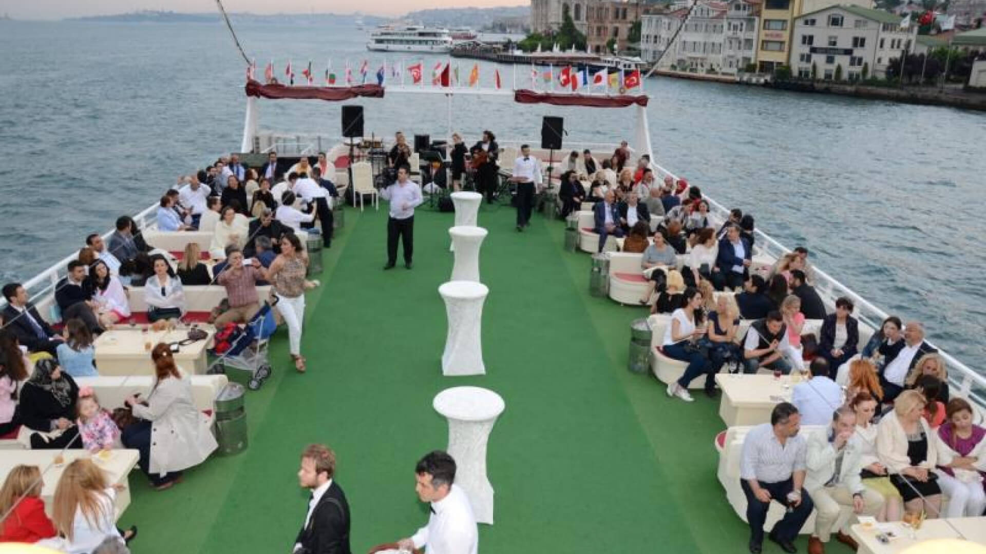 Saatlik Davet Teknesi kiralama 500 Kişi 43 Metre 