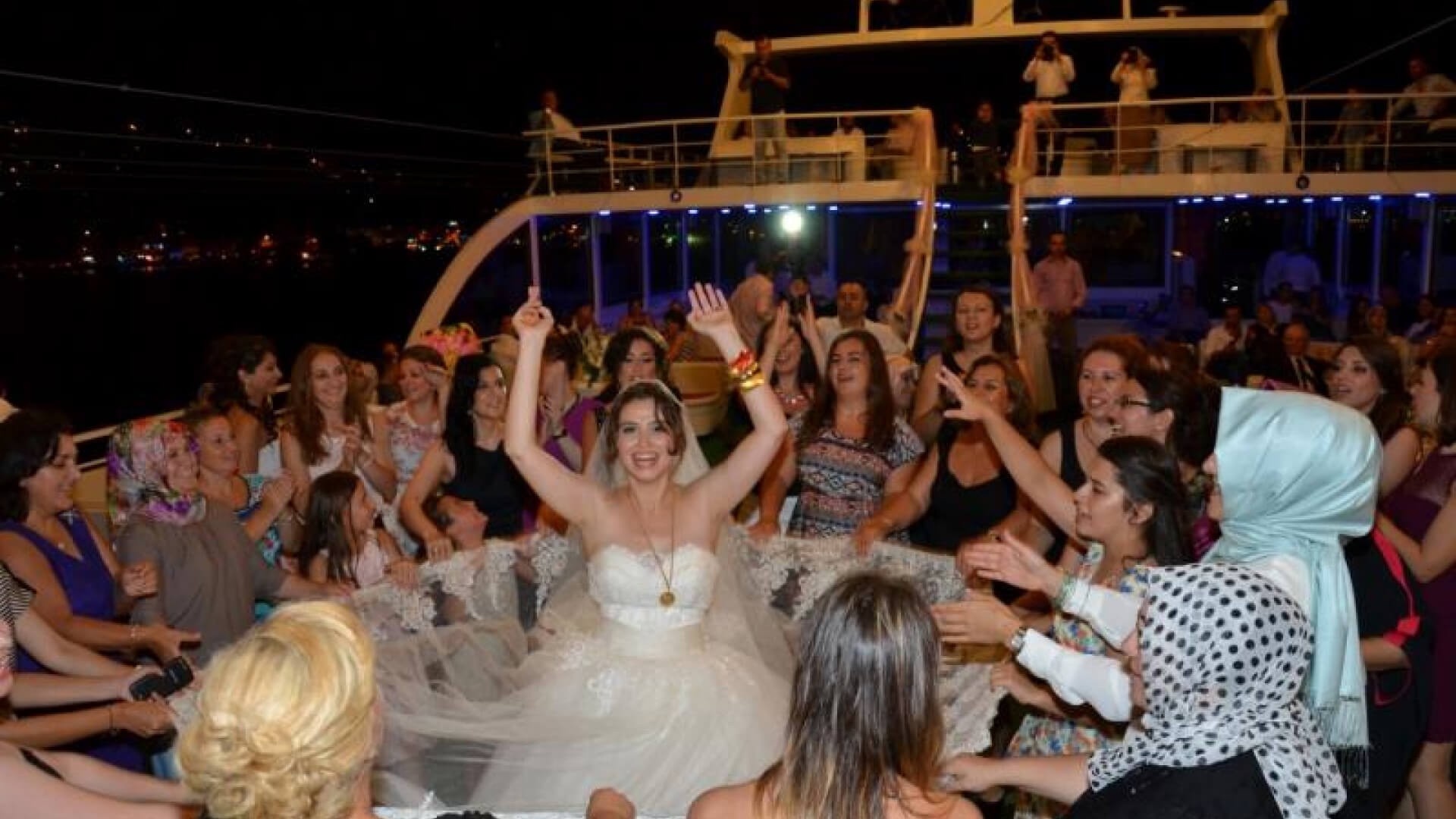 Saatlik Davet Teknesi kiralama 500 Kişi 43 Metre 