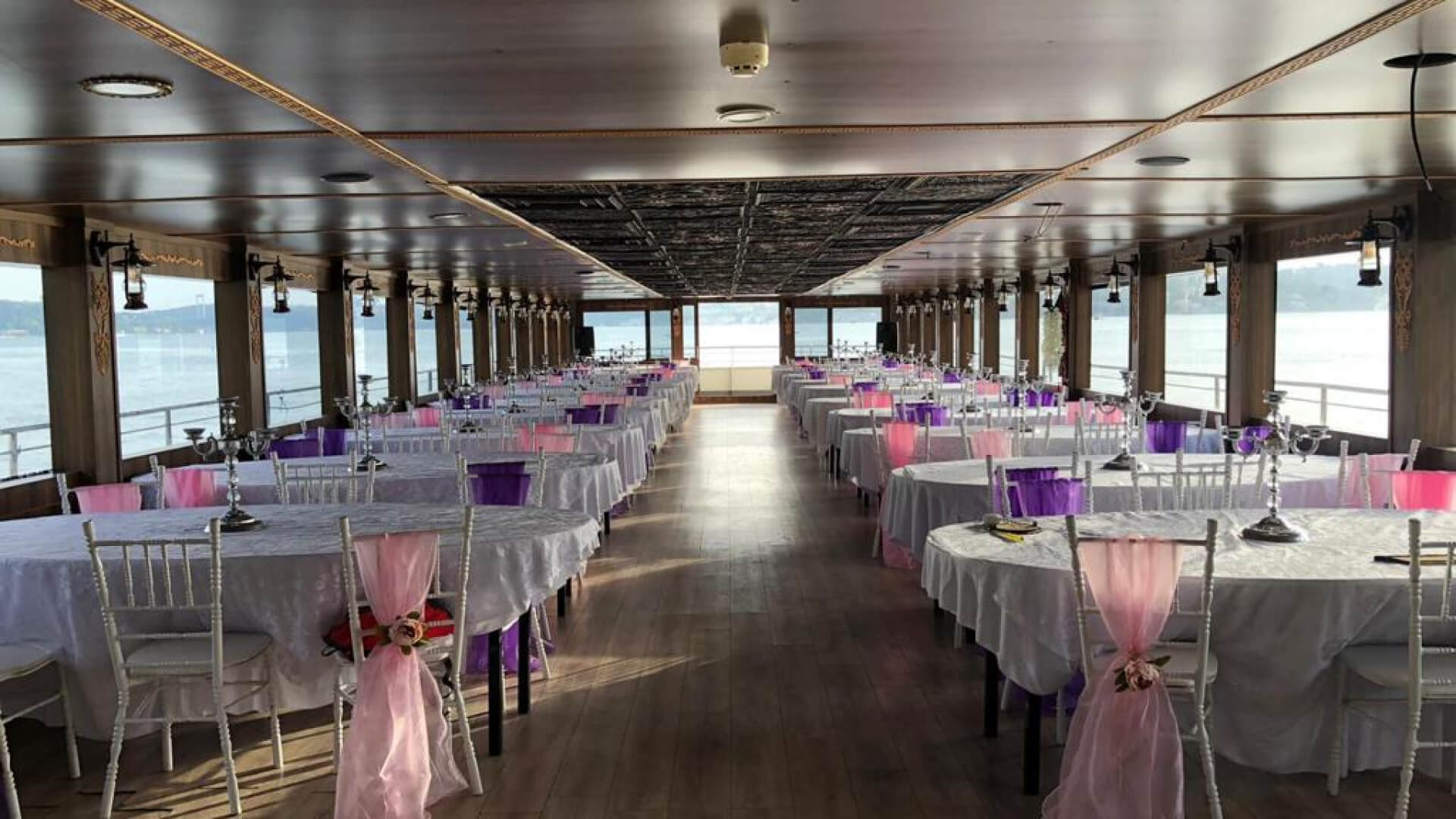 Saatlik Davet Teknesi Kiralama 200 Kişilik 39 Metre