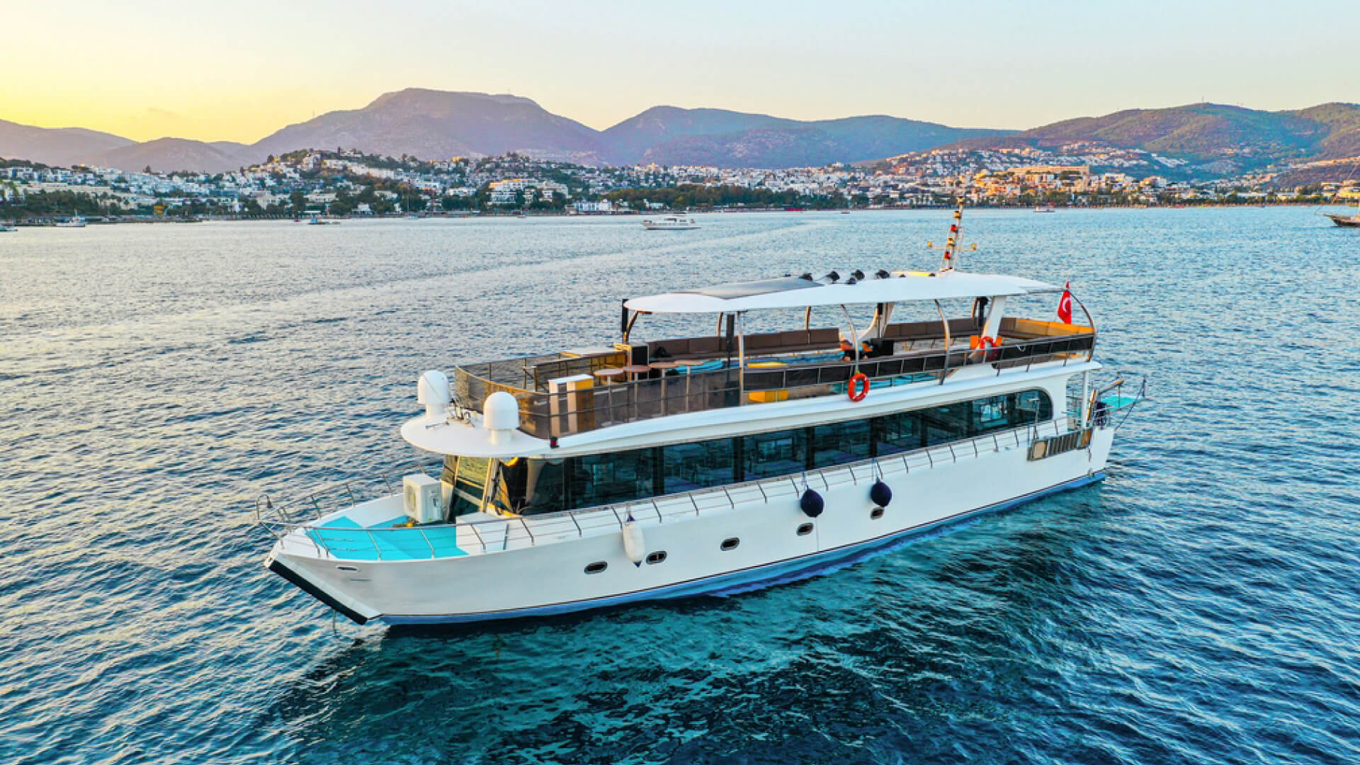 Saatlik Davet Teknesi Kiralama 75 Kişilik 24 Metre