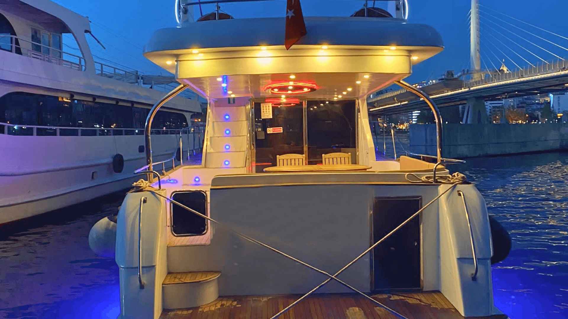 Saatlik Motoryat Kiralama 20 Kişilik 18 Metre