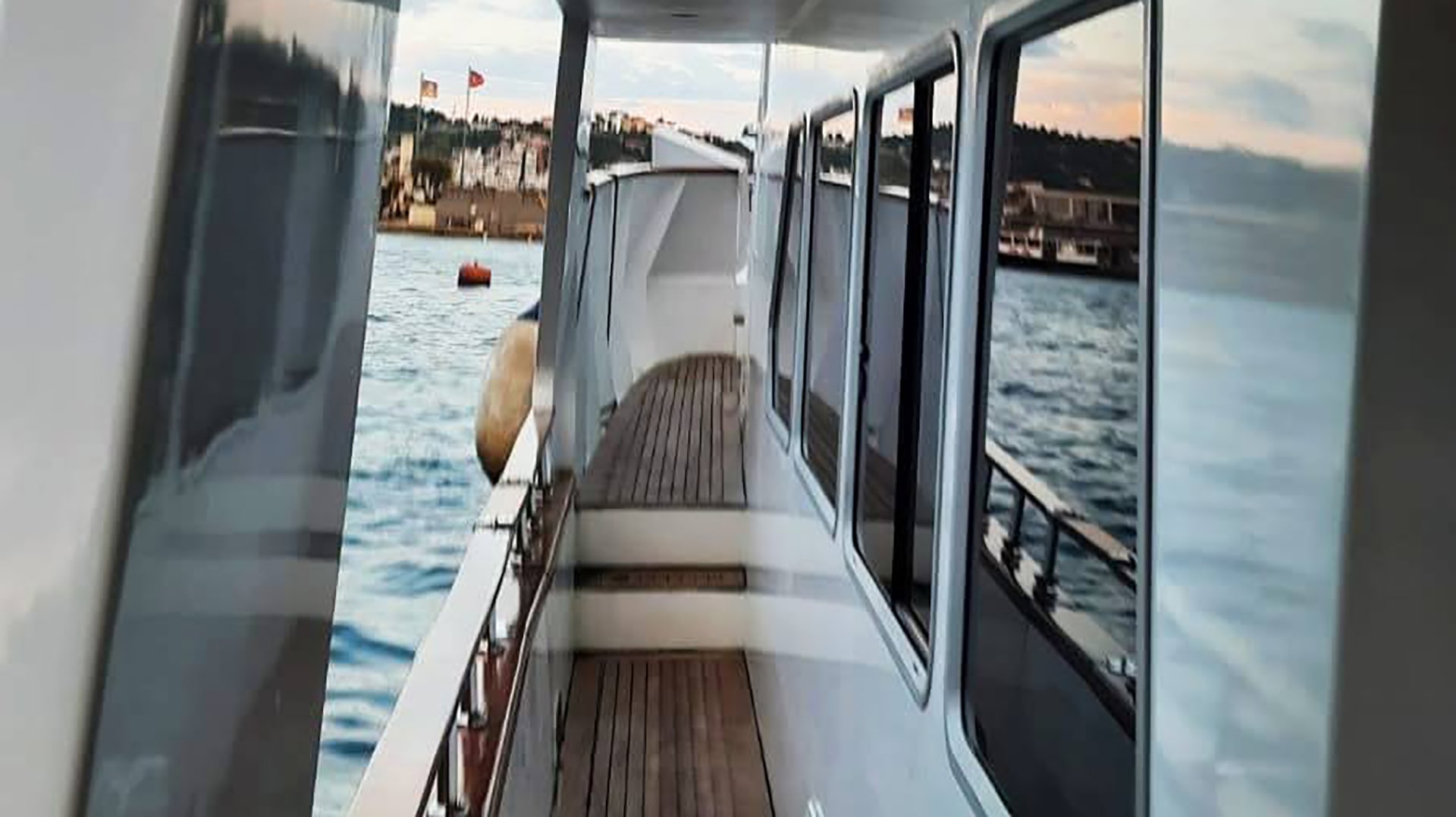 İstanbul Lux Kiralık Trawler Boğaz Turu Gezi Teknesi 3 Kabin 20 Metre
