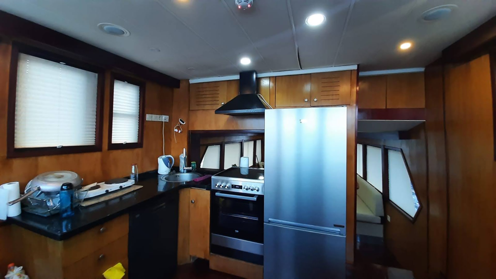 İstanbul Lux Kiralık Trawler Boğaz Turu Gezi Teknesi 3 Kabin 20 Metre