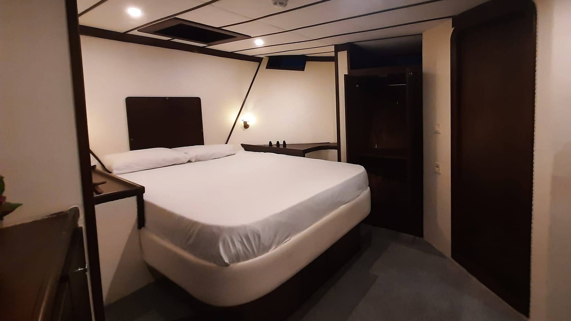 İstanbul Lux Kiralık Trawler Boğaz Turu Gezi Teknesi 3 Kabin 20 Metre