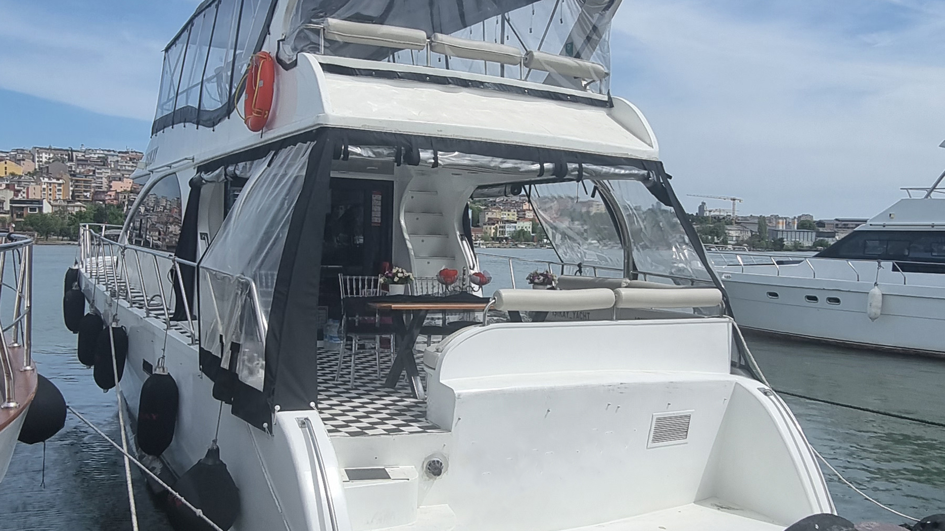 İstanbul Kiralık Lüks Motoryat 2023 Model 3 Kabin 18 Metre