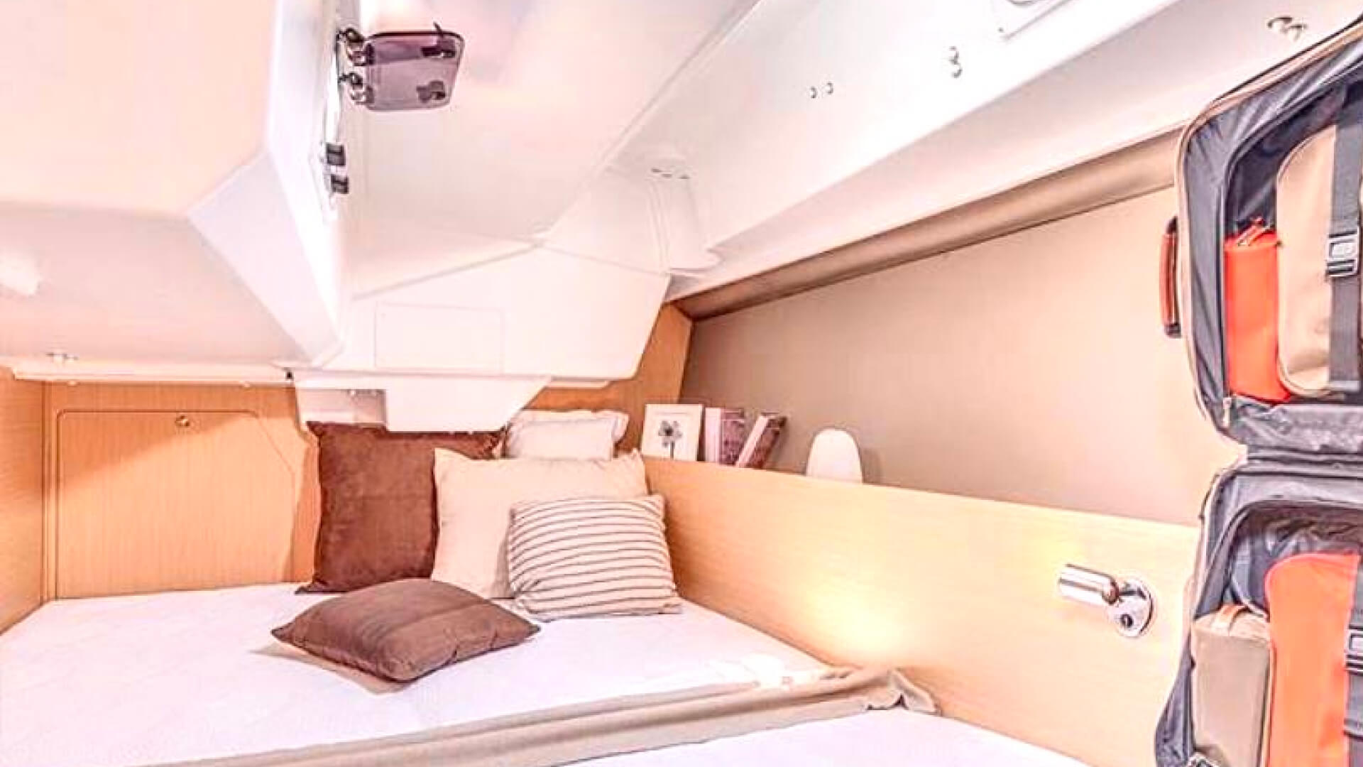 Kiralık Beneteau Oceanis 38 İle Şimdi Mutluluğa Yelken Açın!