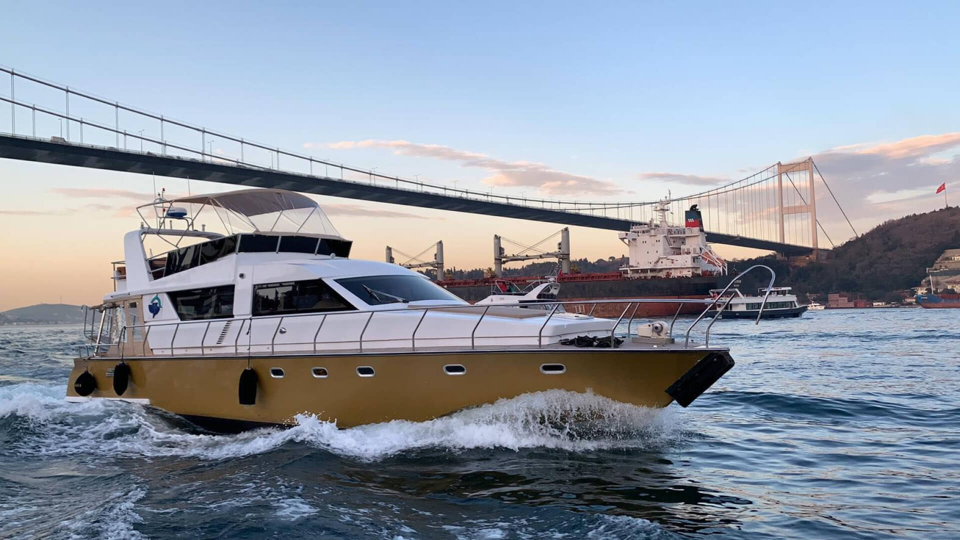 Ortaköy Lux Motoryat Kiralama Özel Yapım Gezi Teknesi