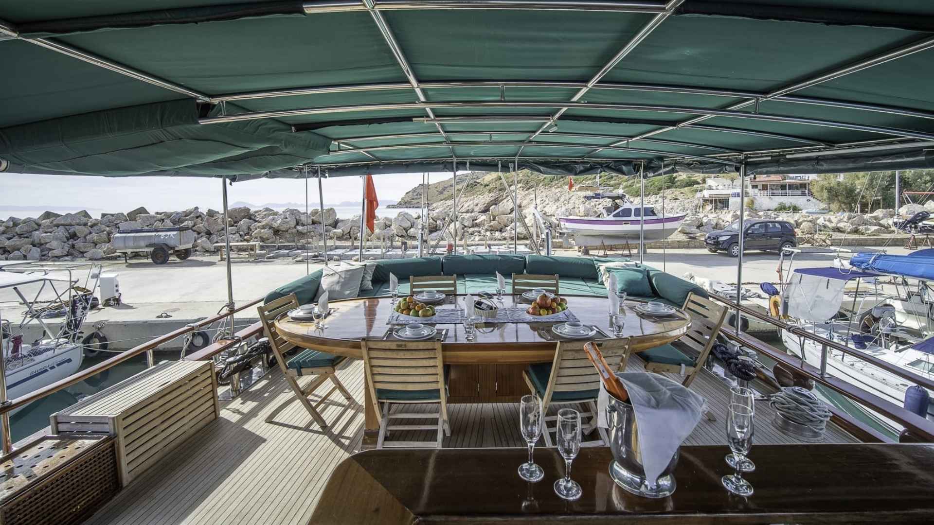 Suyun Üzerinde Konforlu ve Keyifli Bir Kaçış